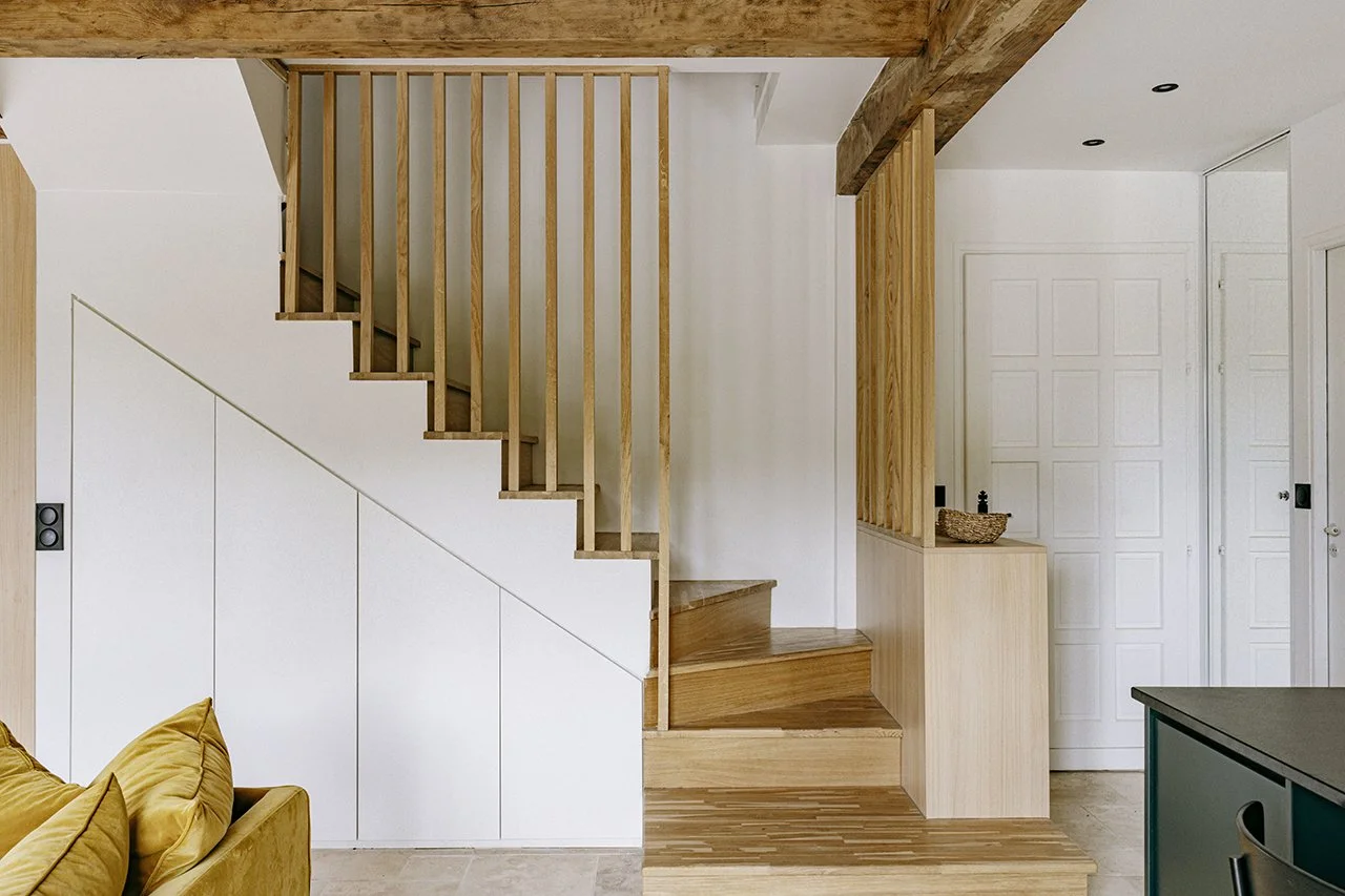 rangements sous escaliers discrets qui optimise l'espace et garde corps en bois sur-mesure
