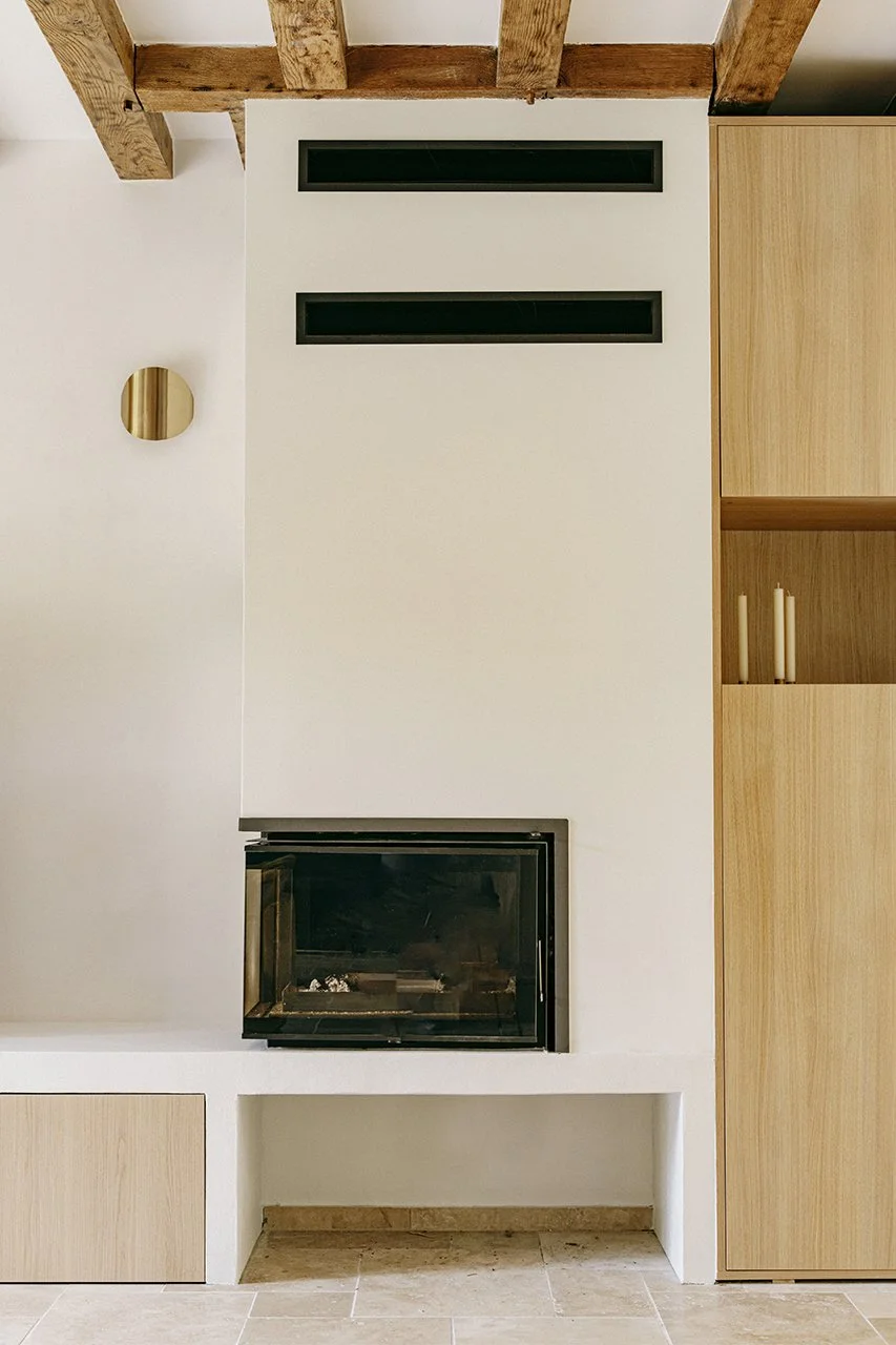 cheminée avec un foyer asymétrique et encadré d'agencement sur mesure