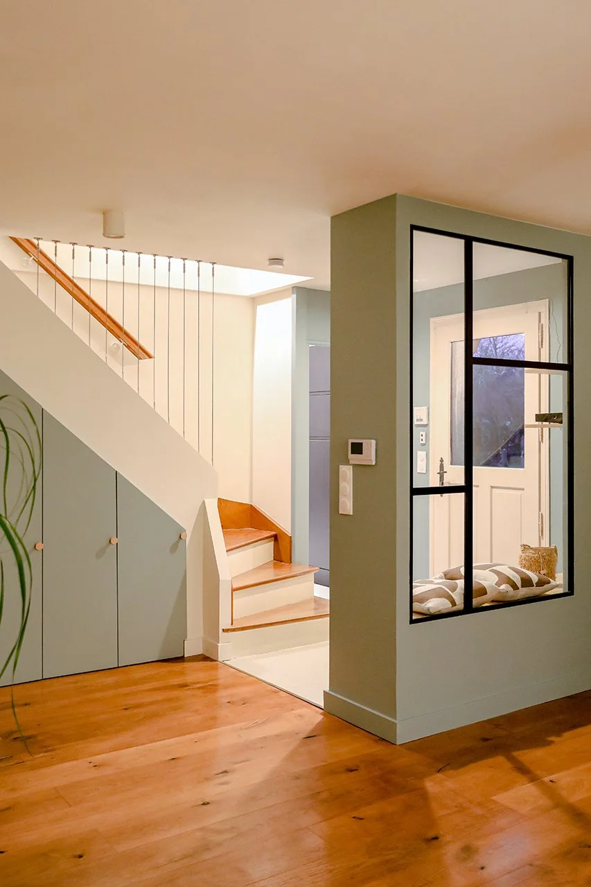 l'entrée est délimitée par le terrazzo au sol et une verrière