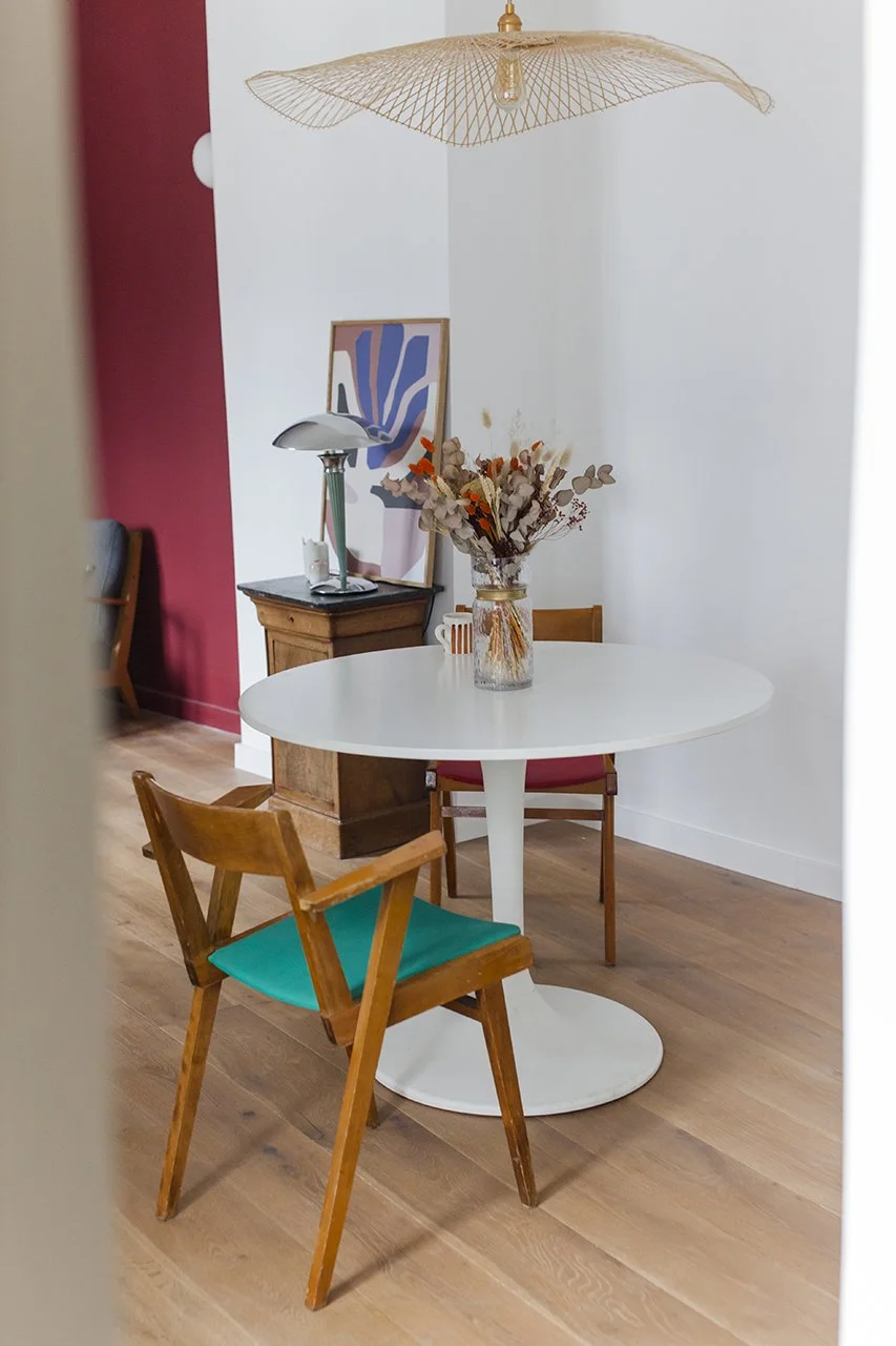 le séjour est un grand espace ouvert avec la salle à manger et le salon