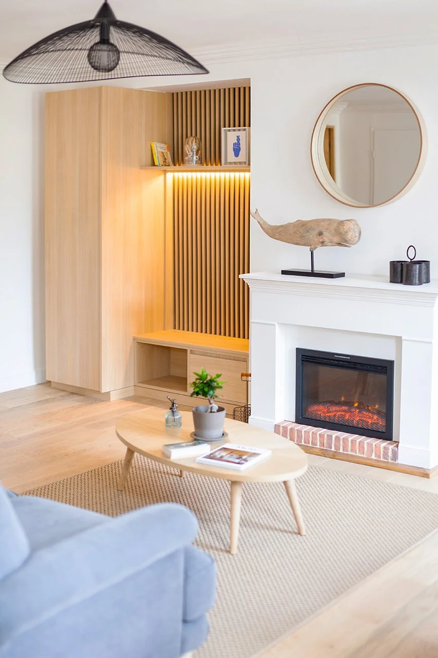 le dressing d'entrée dessiné sur mesure est un élément fort du projet. En chêne, il donne le ton de cette rénovation complète.