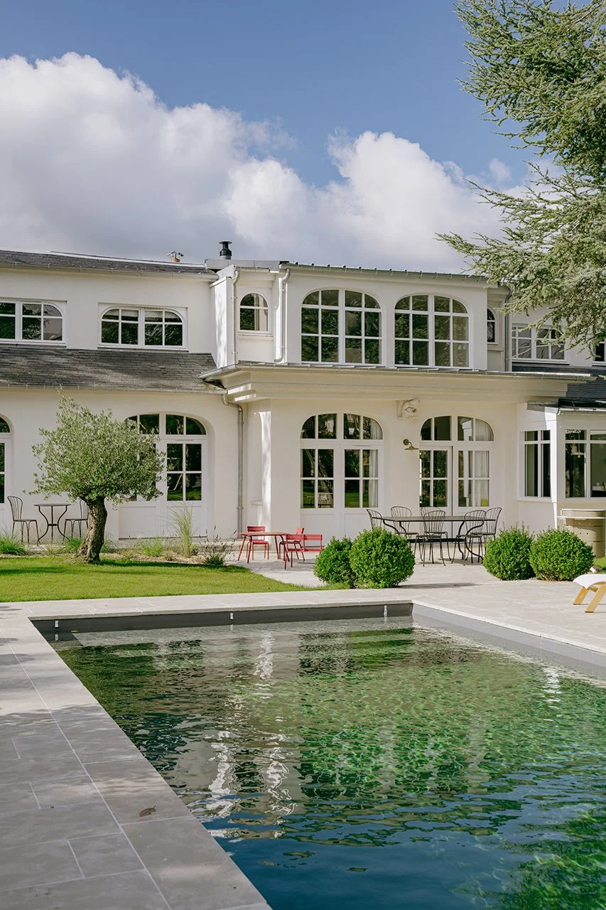 La piscine reflète la façade de la maison