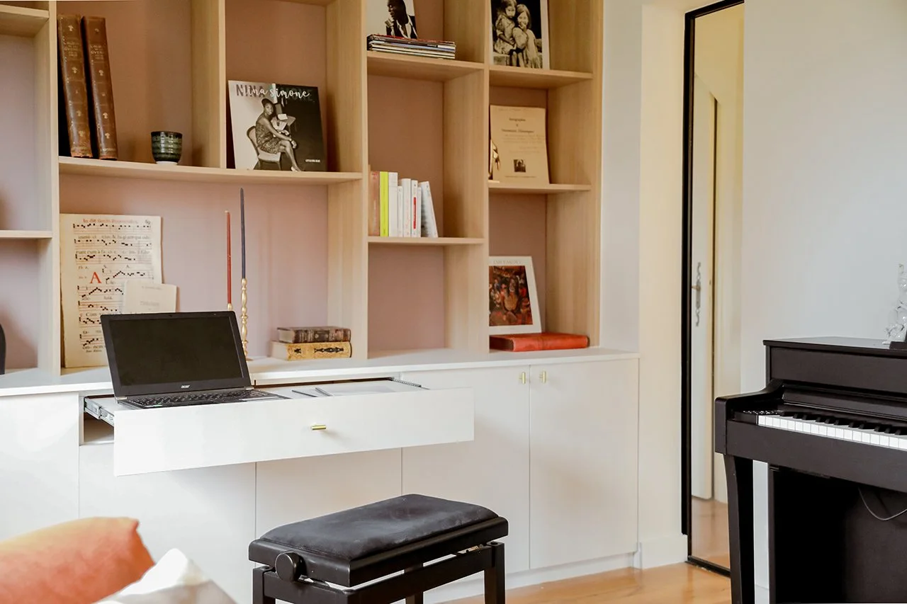 un tiroir découvre un bureau d'appoint dans la bibliothèque