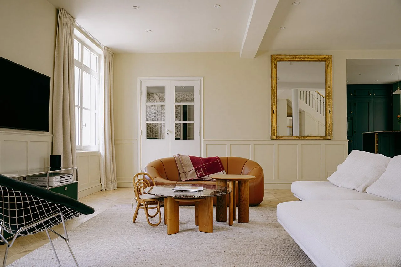 Le salon est ouvert sur la salle à manger et la cuisine