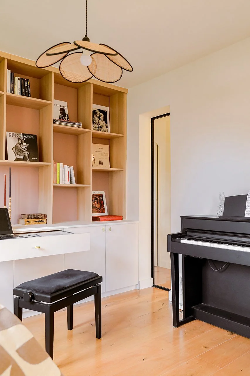 bibliothèque sur mesure en  bois avec un bureau d'appoint intégré