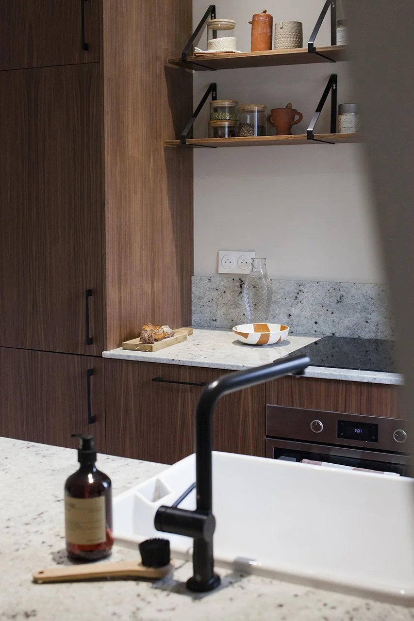 la cuisine bien que compact est très fonctionnelle avec ses nombreux rangements et son ilôt