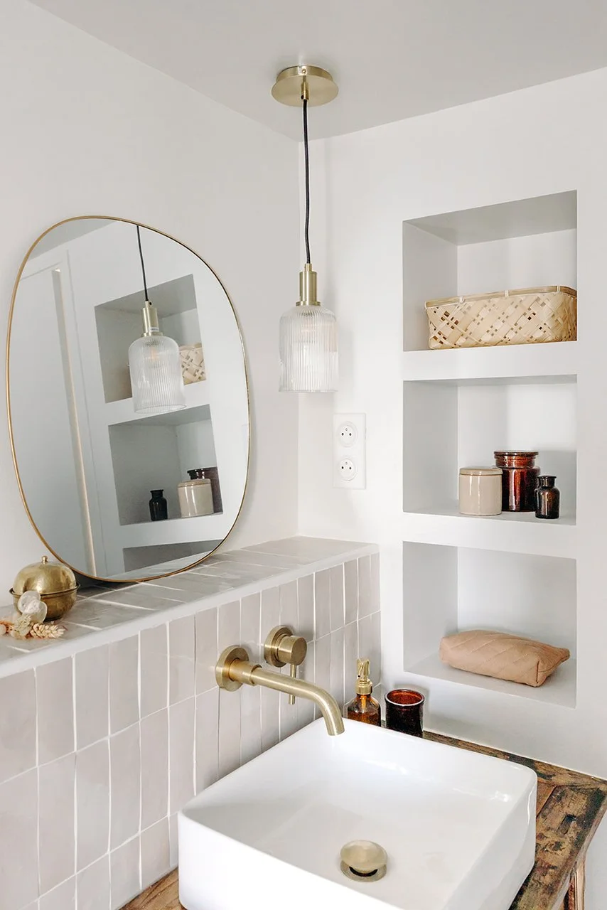 les niches intégrées optimise le rangement dans cette petite salle de bain