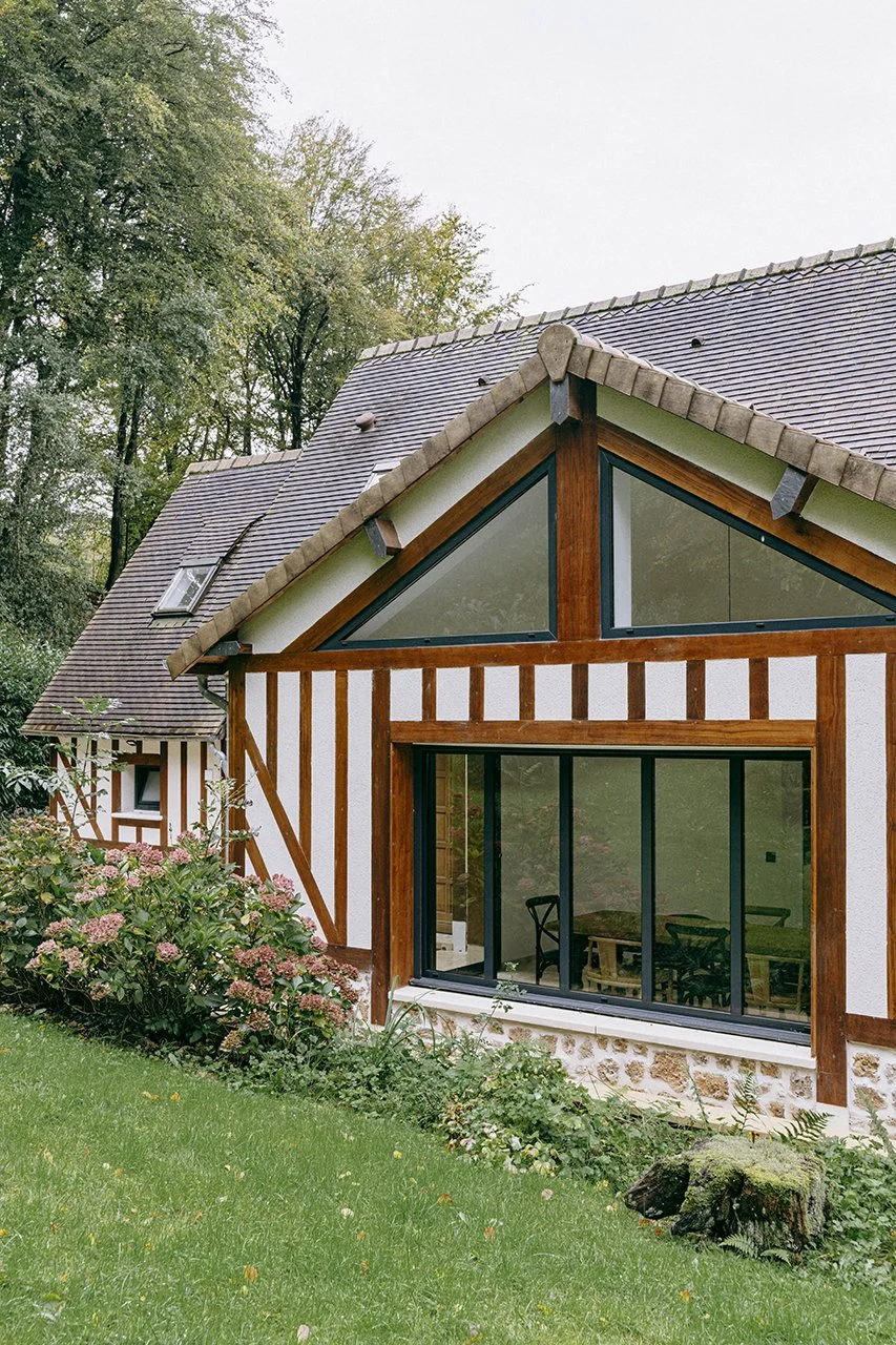 l'extension s'intègre parfaitement à la maison existante grâce à sa forme traditionnelle et ses matériaux