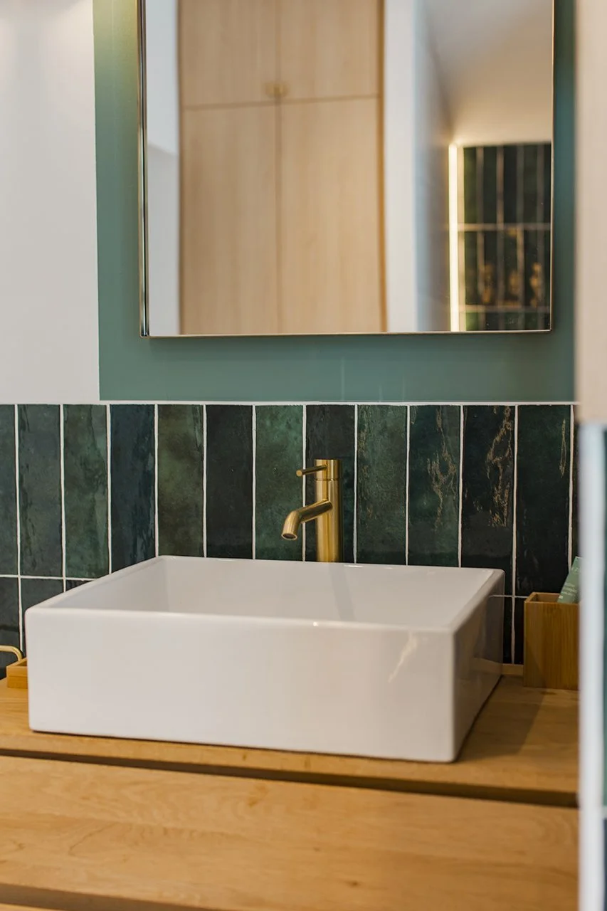 les détails en laiton sont mis en valeur par la teinte verte de la faience