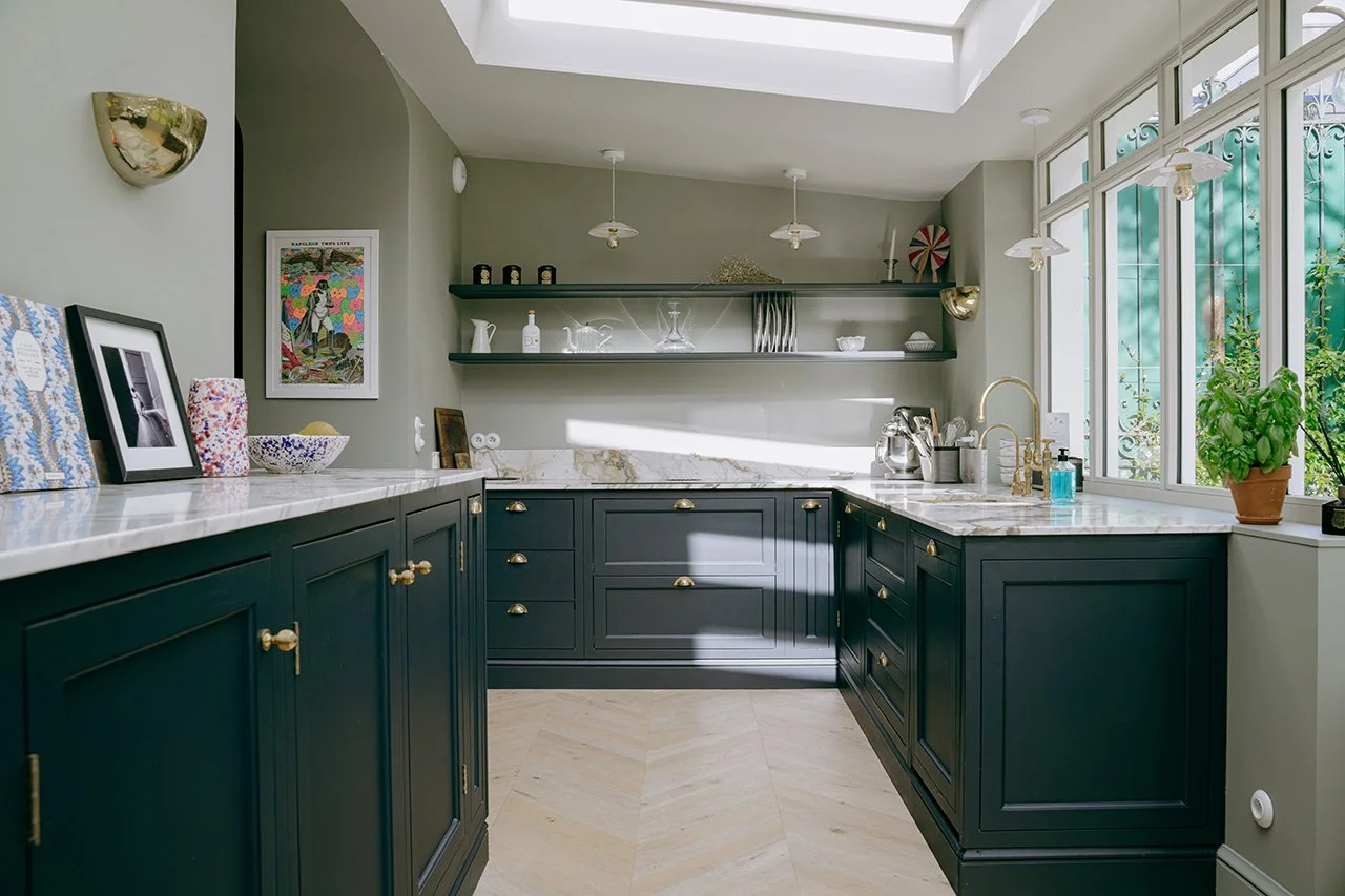 vue sur la cuisine créée dans l'extension. La pièce est baignée de lumière grâce à la verrière en toiture et la verrière donnant sur le jardin.