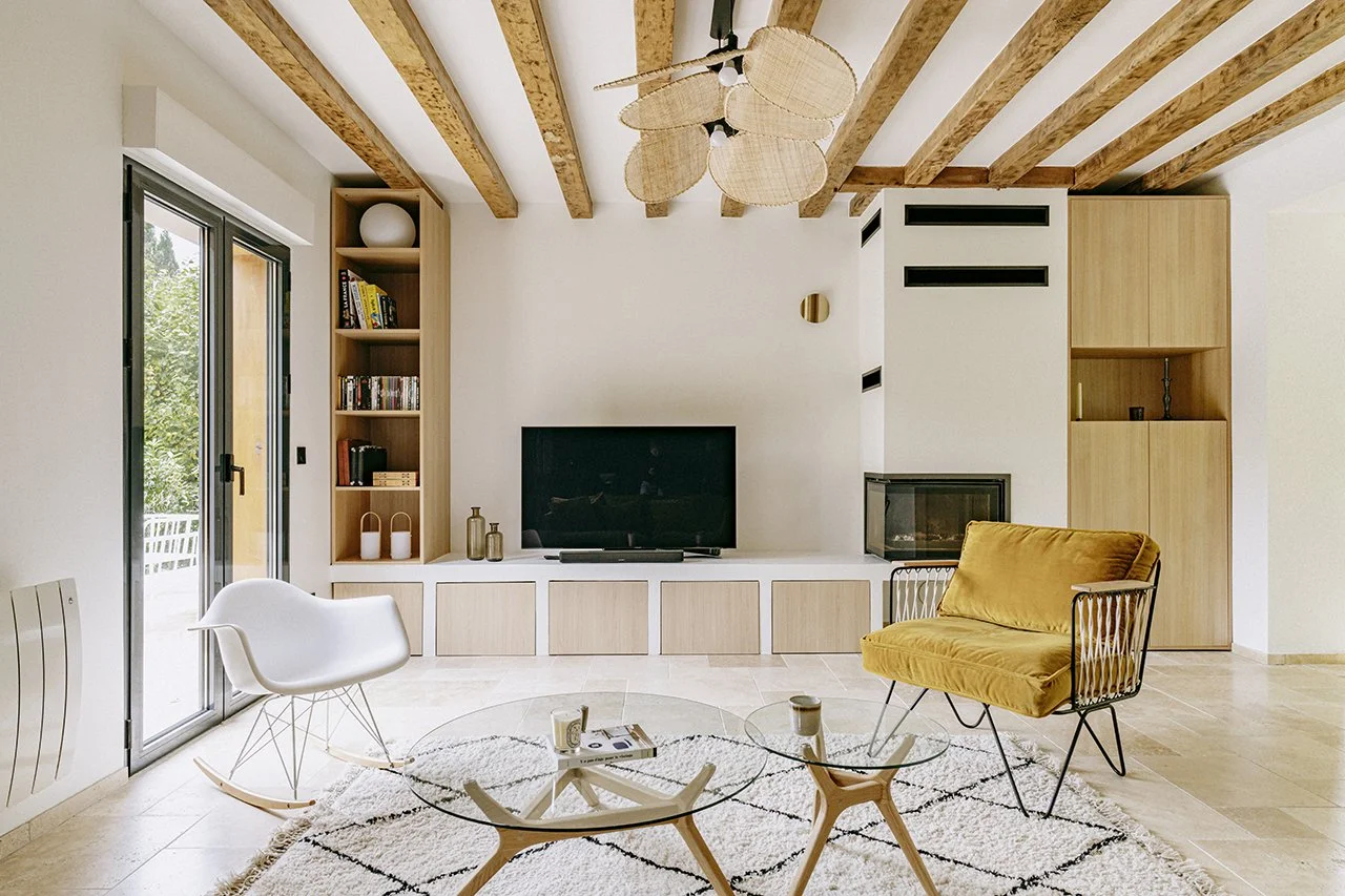 meuble sur-mesure dans le salon avec des rangements bas fermés et des étagères de livres