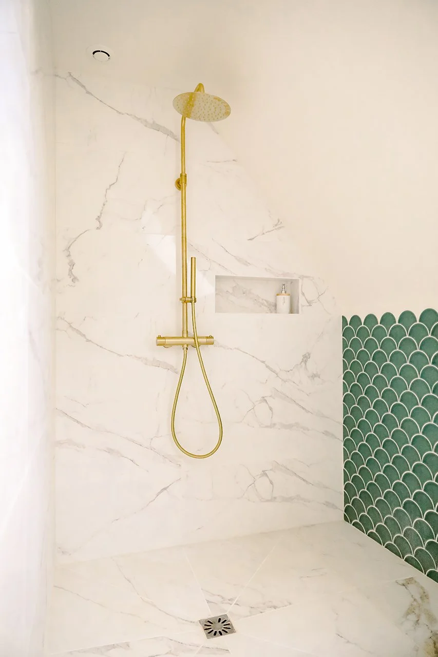 la douche est complètement ouverte dans la salle de bain