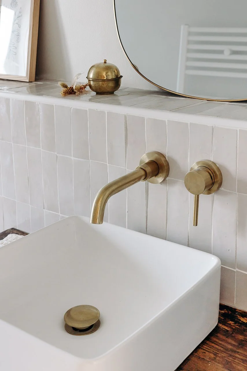 la robinetterie laiton et la vasque sobre apportent des détails contemporains à l'ensemble