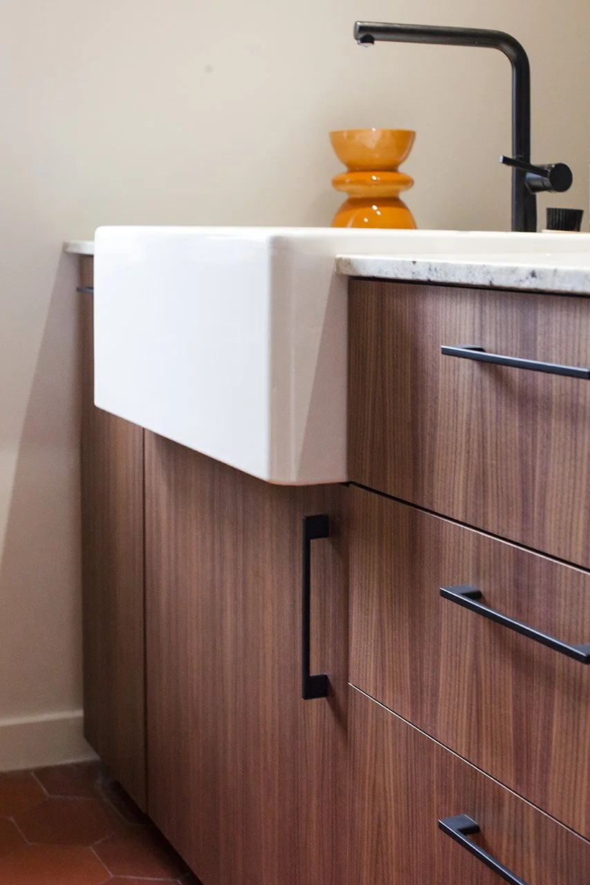 la cuisine en noyer est réhaussée avec des détails noirs