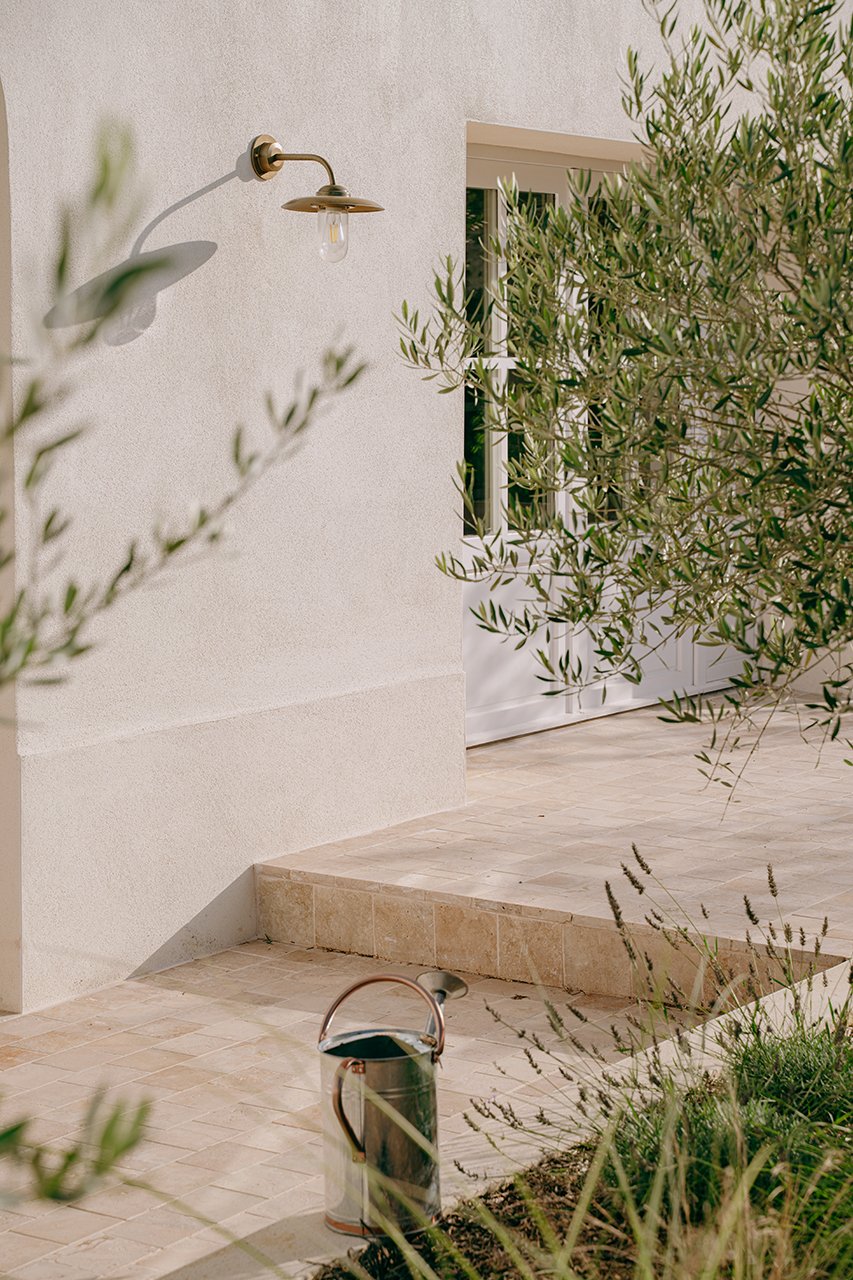 le travertin recouvre les allées extérieures de la maison