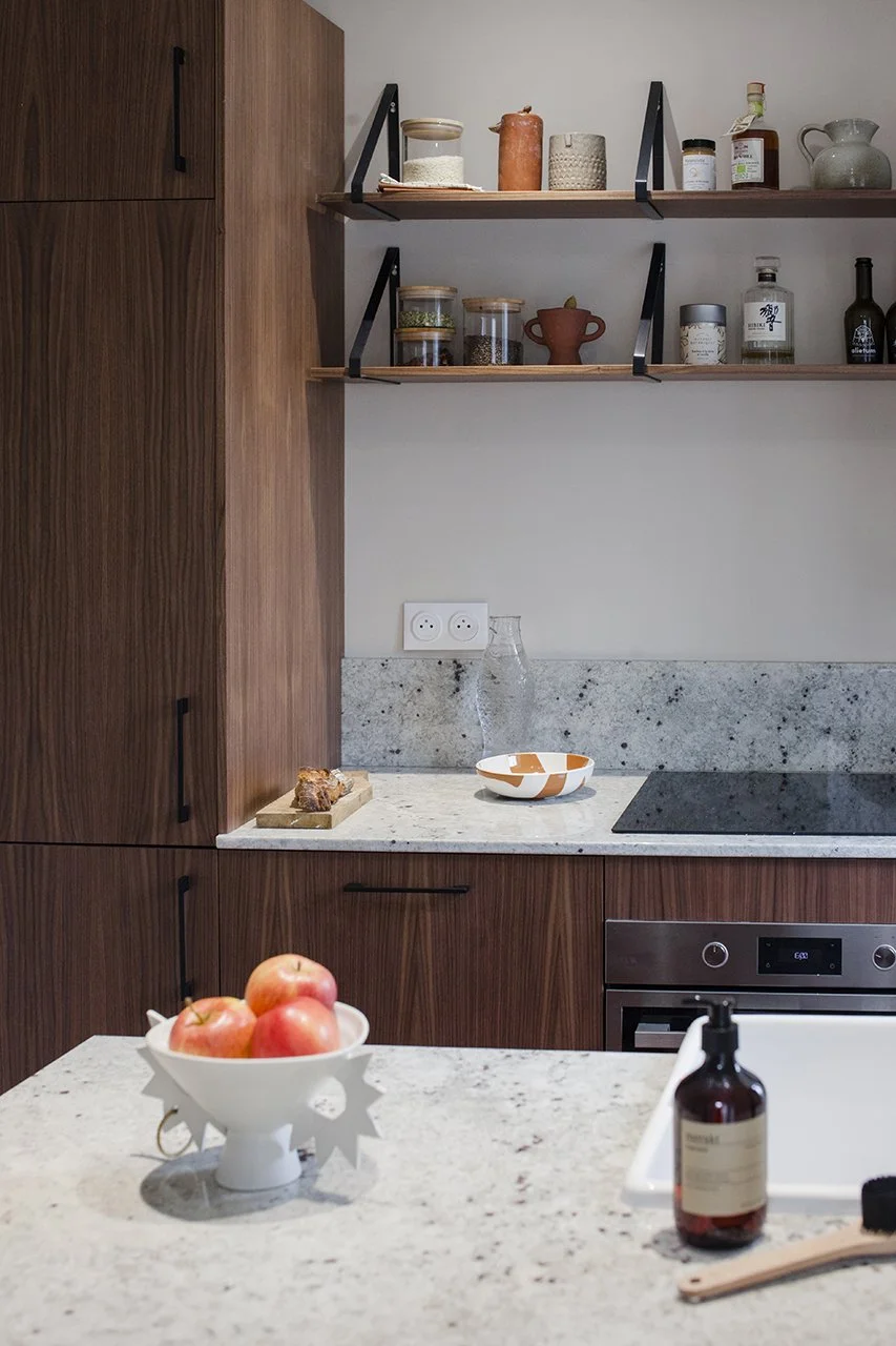 rénovation d'une cuisine avec des portes en noyer et un plan de travail en granit