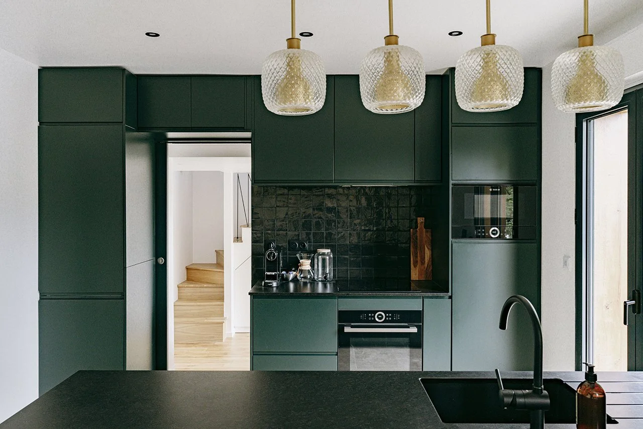 porte cachée dans la cuisine