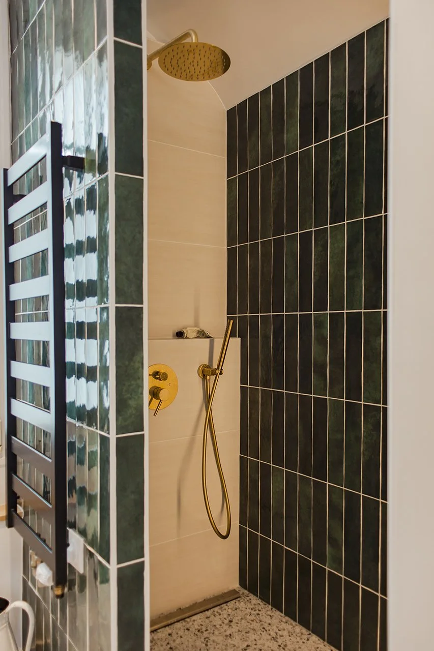 la grande douche ouverte a remplacée l'ancienne baignoire pour plus de confort