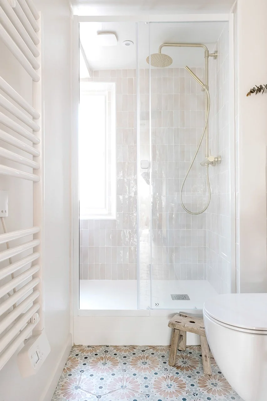 la salle de bain se pare de couleurs douces et d'un sol graphique