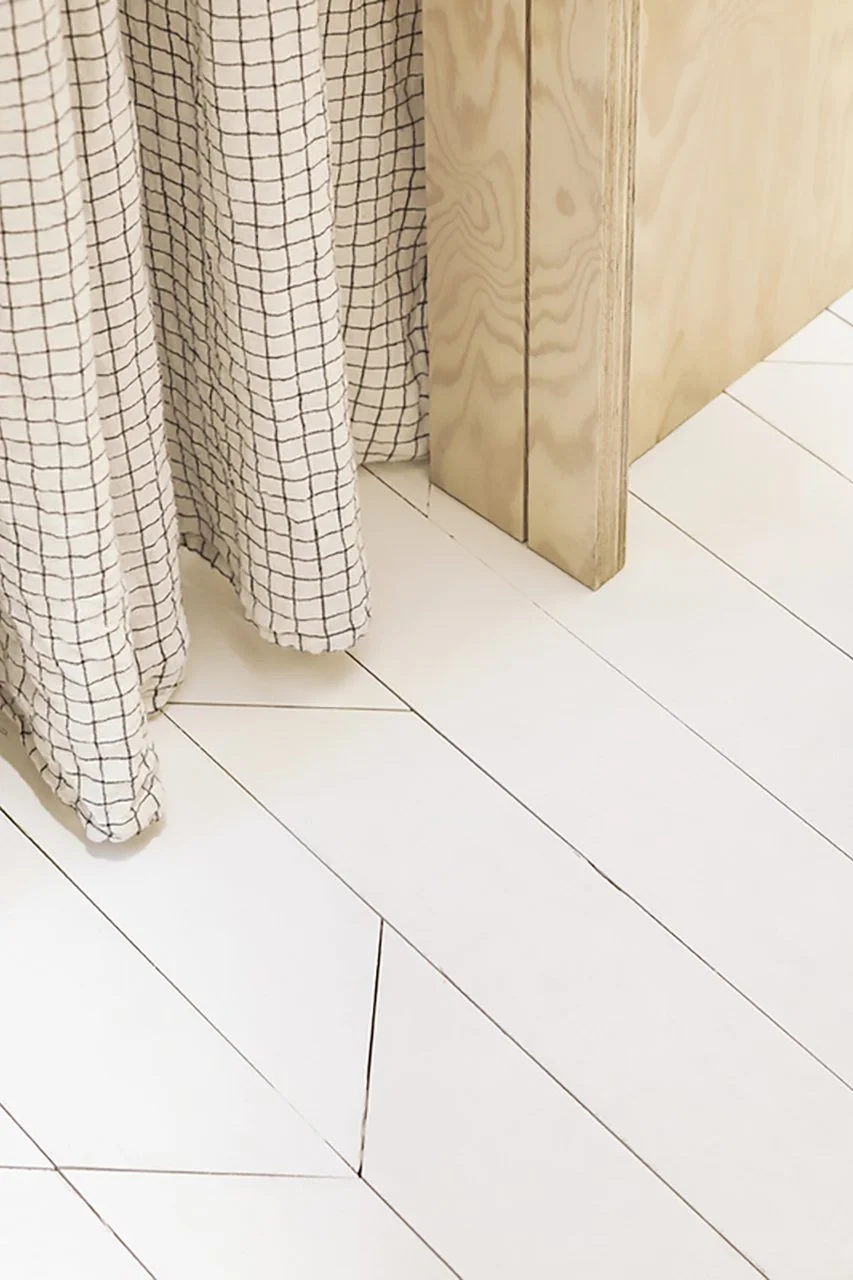 détail du motif sur le parquet peint