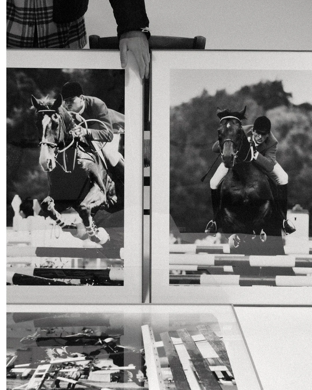 Photographie argentique d’un saut d’obstacle lors d’un concours hippique en 1985, cavalier en veste rouge franchissant une barre, archive de Didier Arrès. (copie)