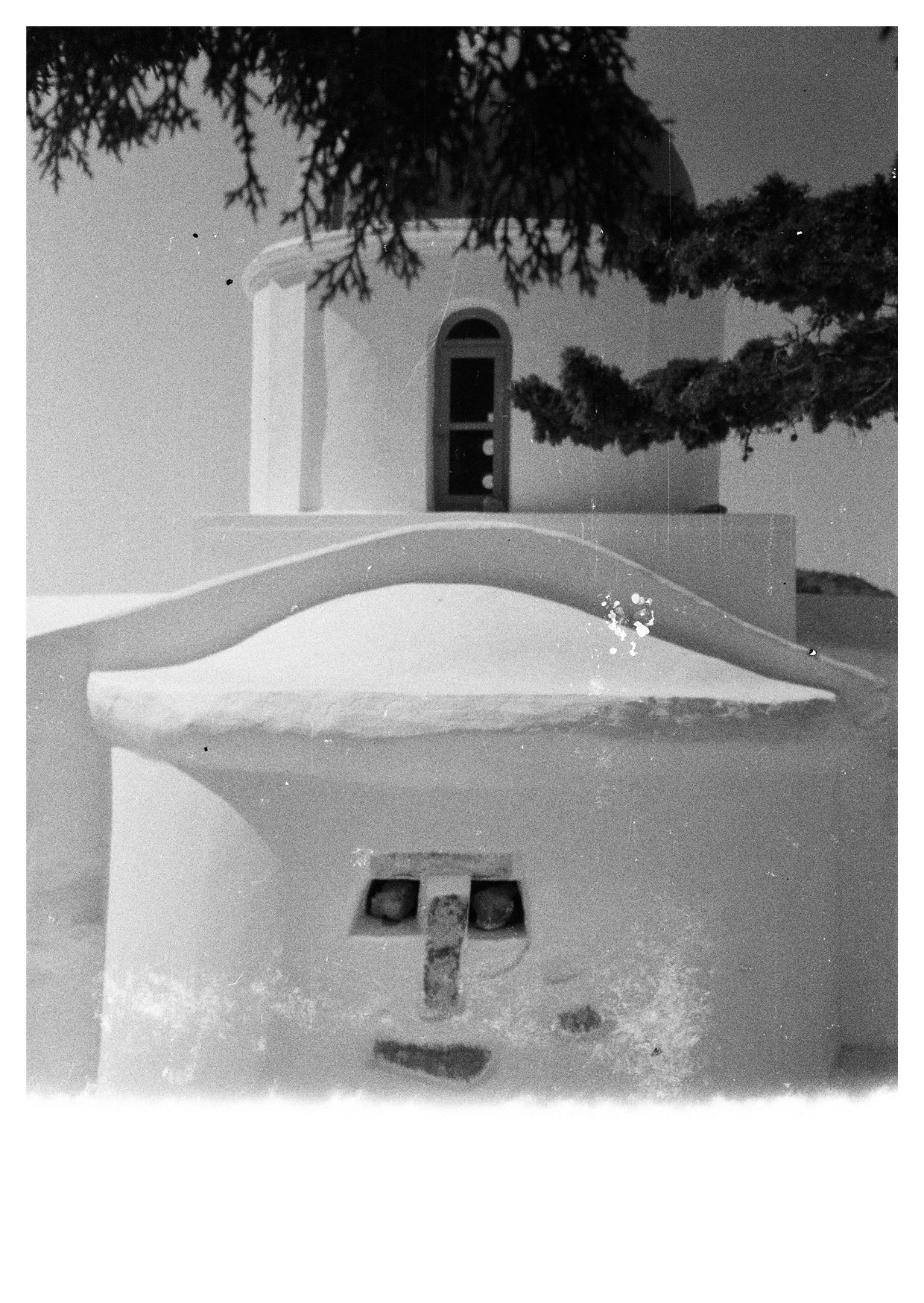 Photographie ancienne d’une chapelle à Amorgos, présentée sous le titre Le grand bleu. Tirage argentique ancien encadré à la main, pièce unique issue d’archives privées.