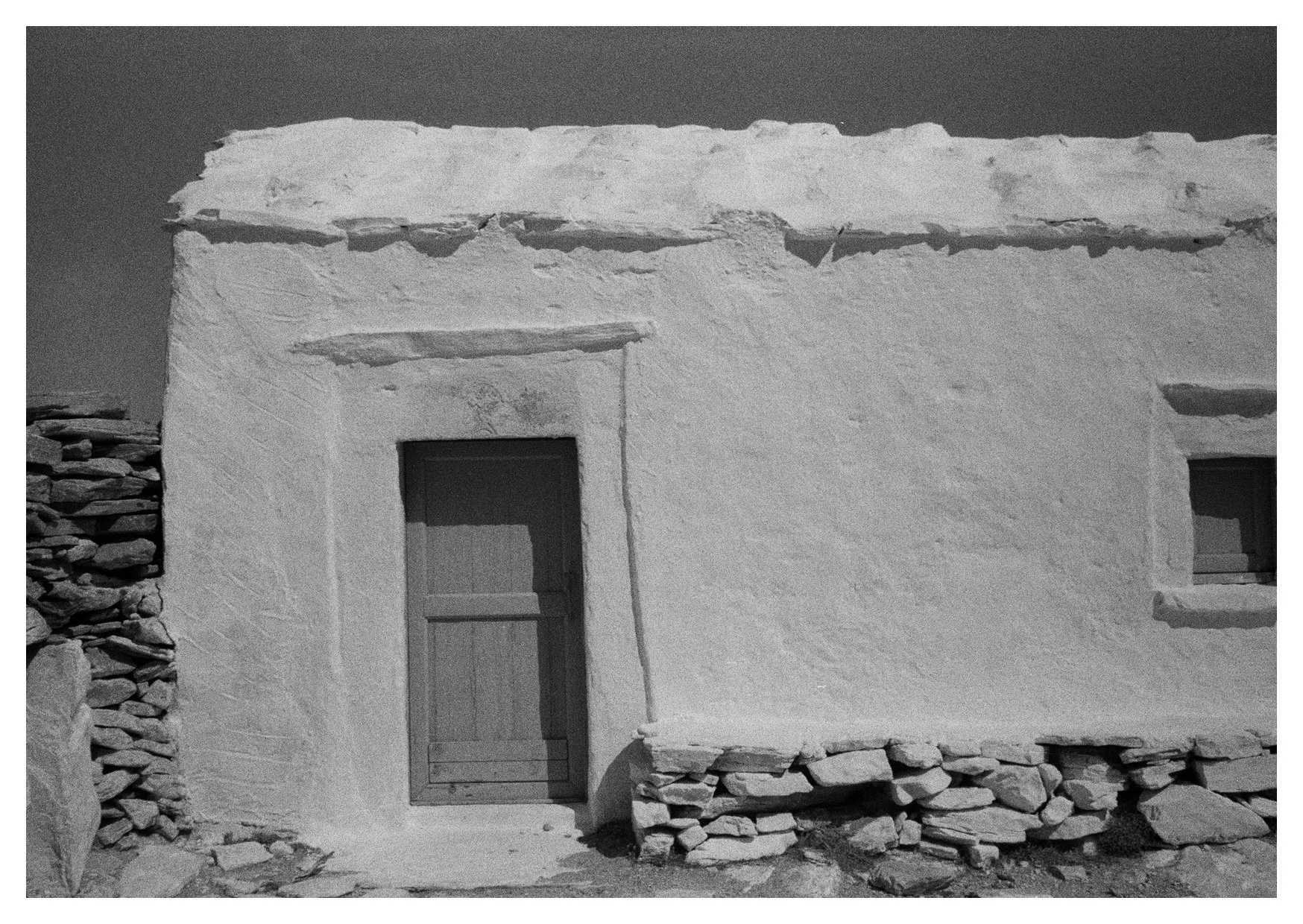 Photographie ancienne d’une bergerie à Amorgos, présentée sous le titre Le grand bleu. Tirage argentique ancien encadré à la main, pièce unique issue d’archives privées.