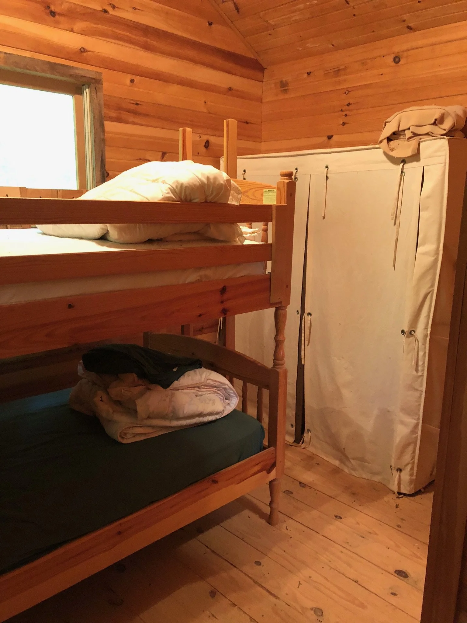 Hilltop cabin - bedroom