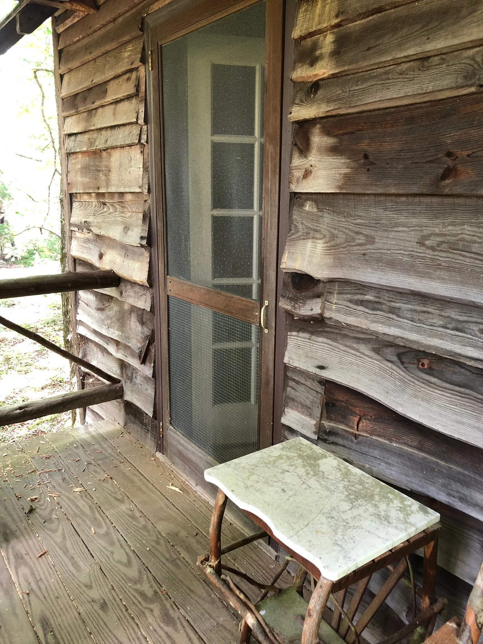Hillside cabin - porch