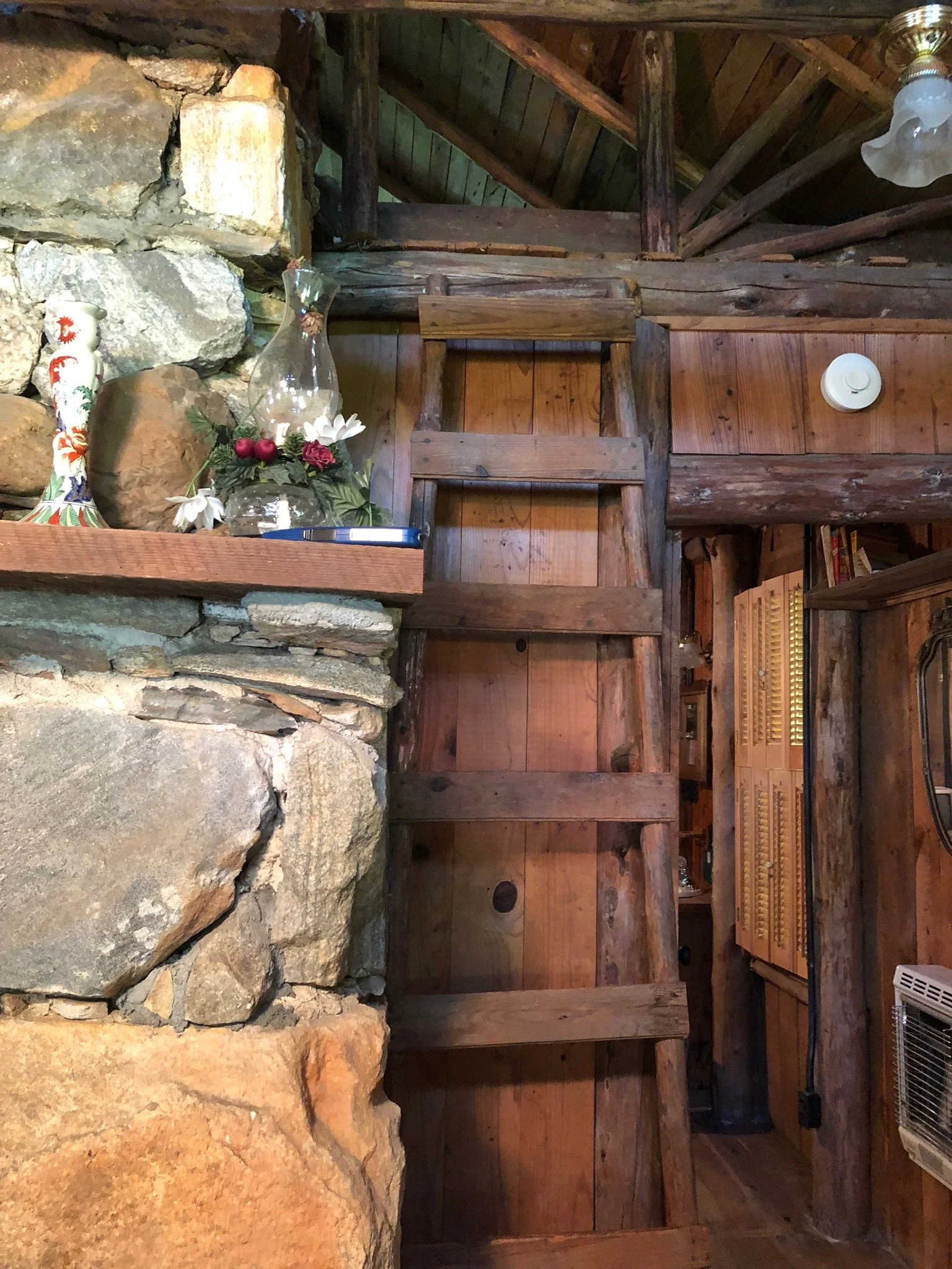 Lakeside cabin - living room