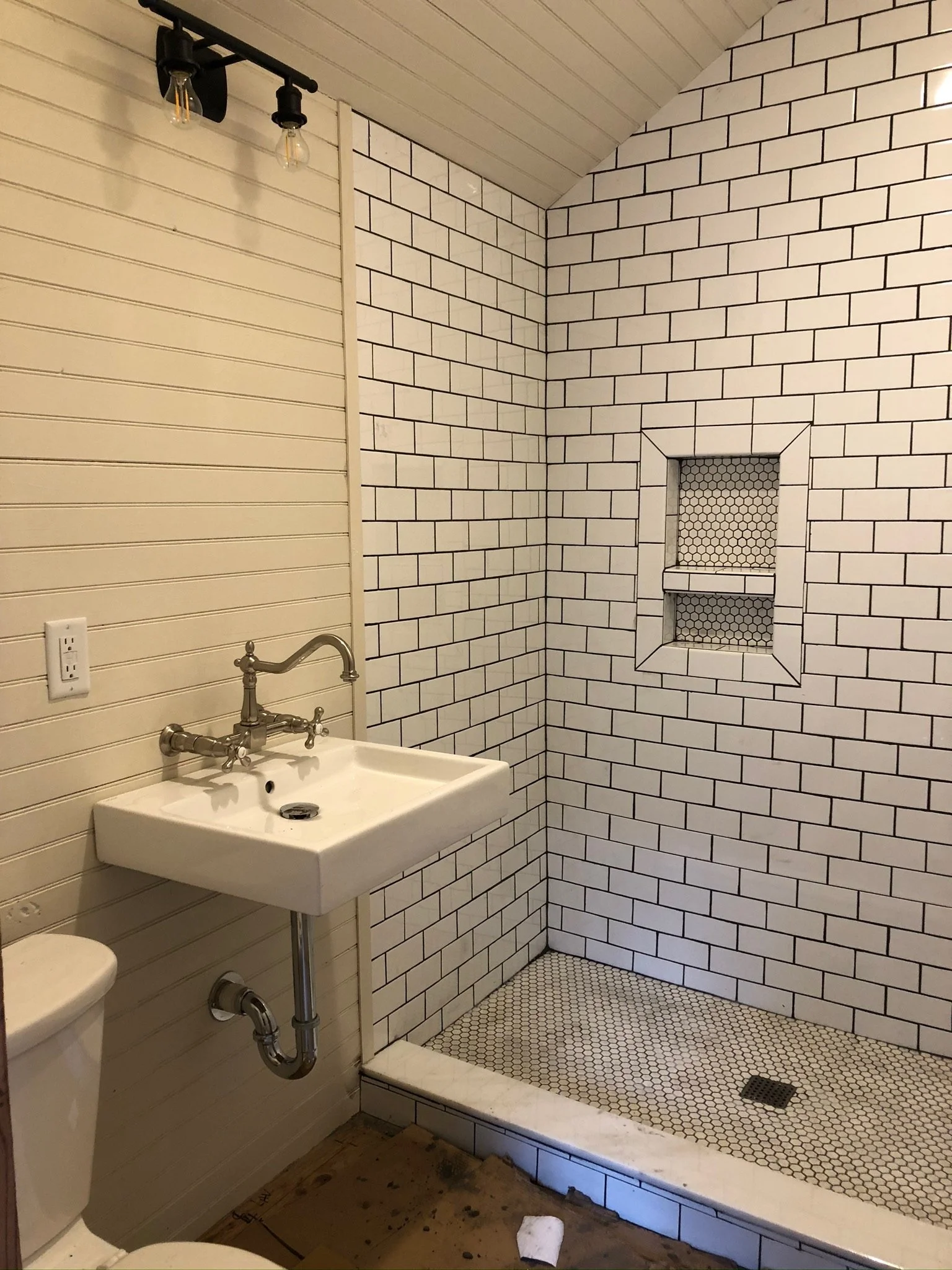 Hilltop Cabin - bathroom