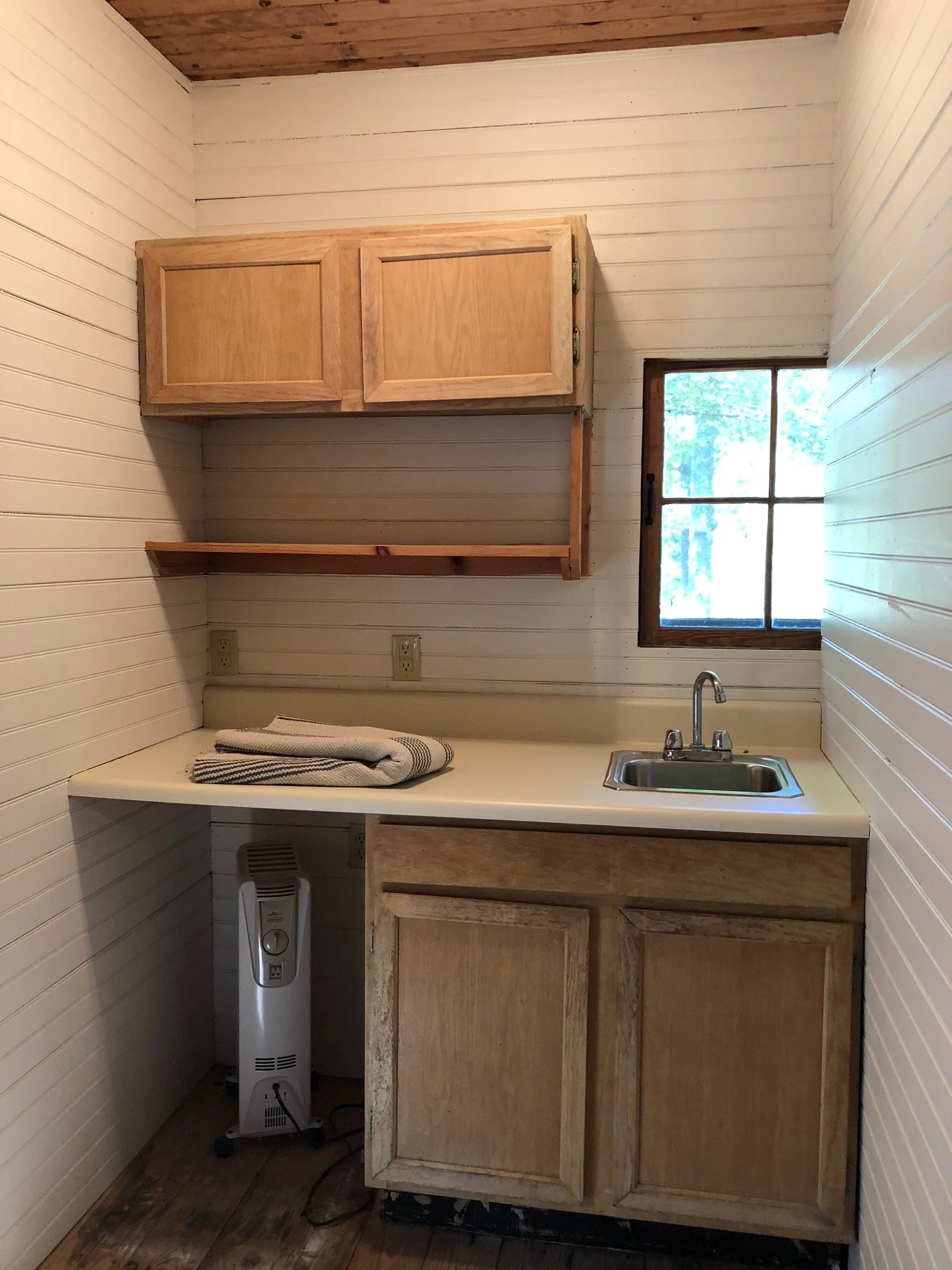 Hillside Cabin - kitchenette