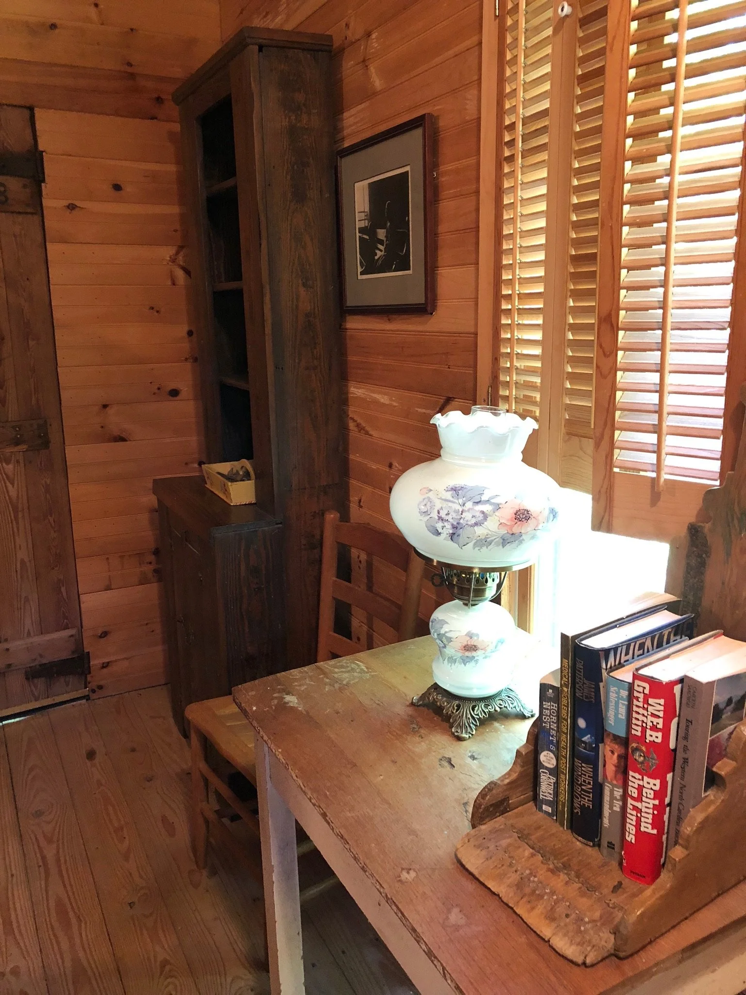 Hilltop cabin - sitting area