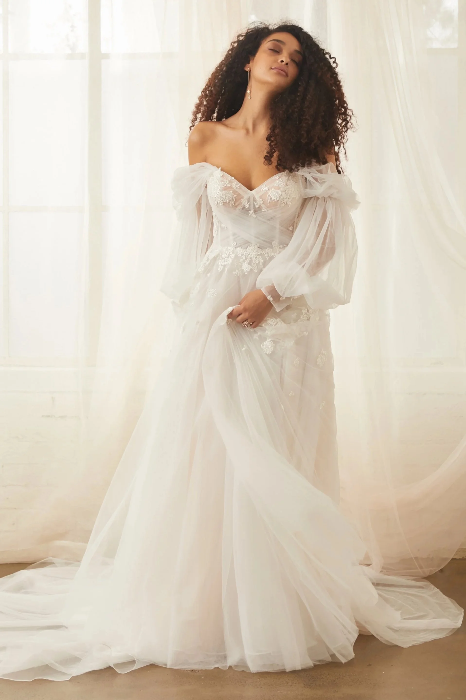 Romantic sample sale tulle wedding dress