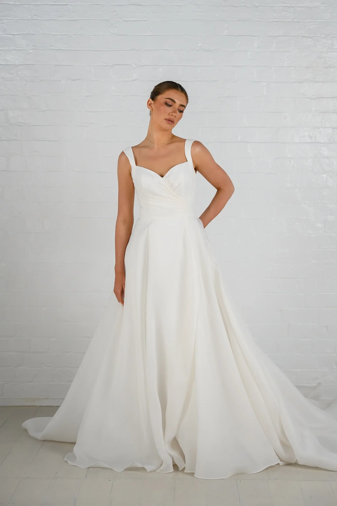 Sample sale chiffon wedding dress with straps and rouching
