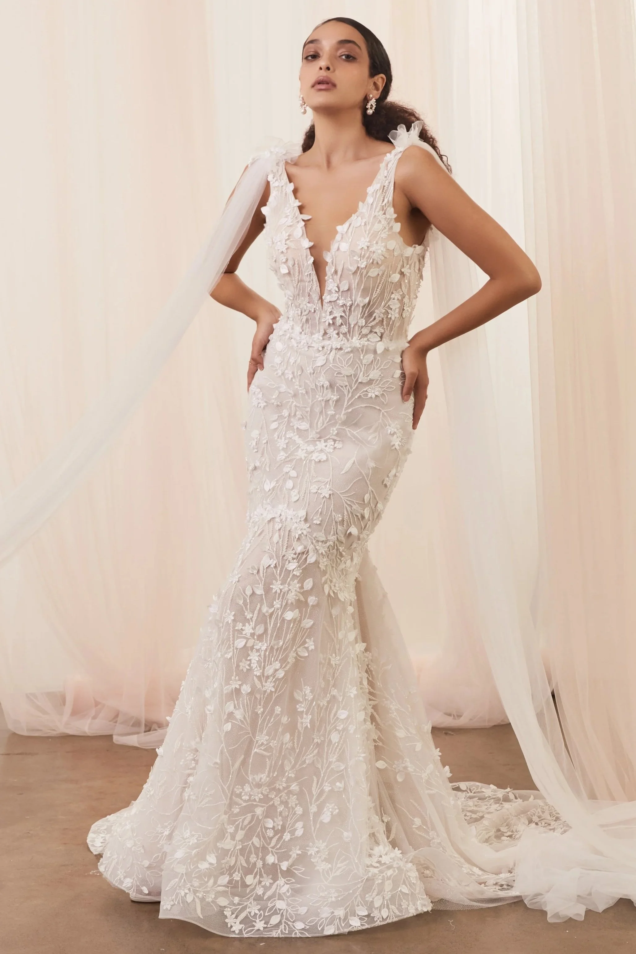 Full lace wedding dress with straps, sample sale