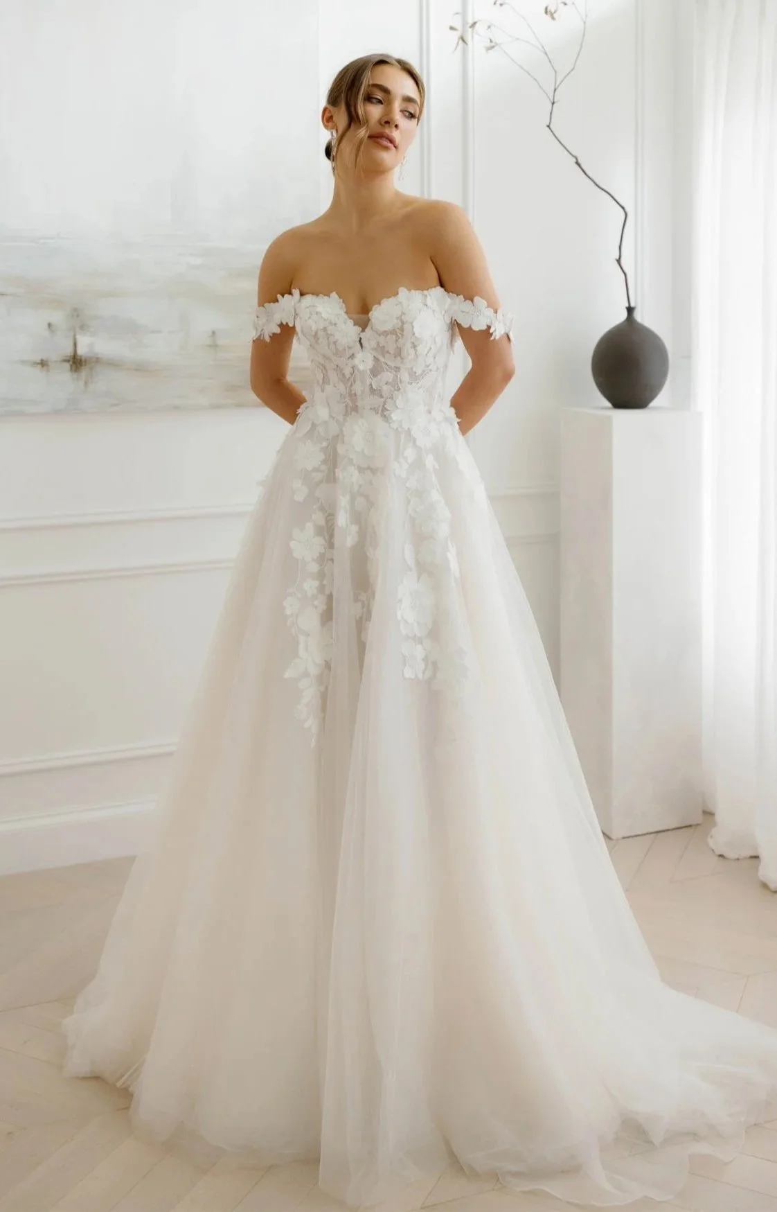 Discounted romantic wedding dress with 3D lace details and tulle skirt
