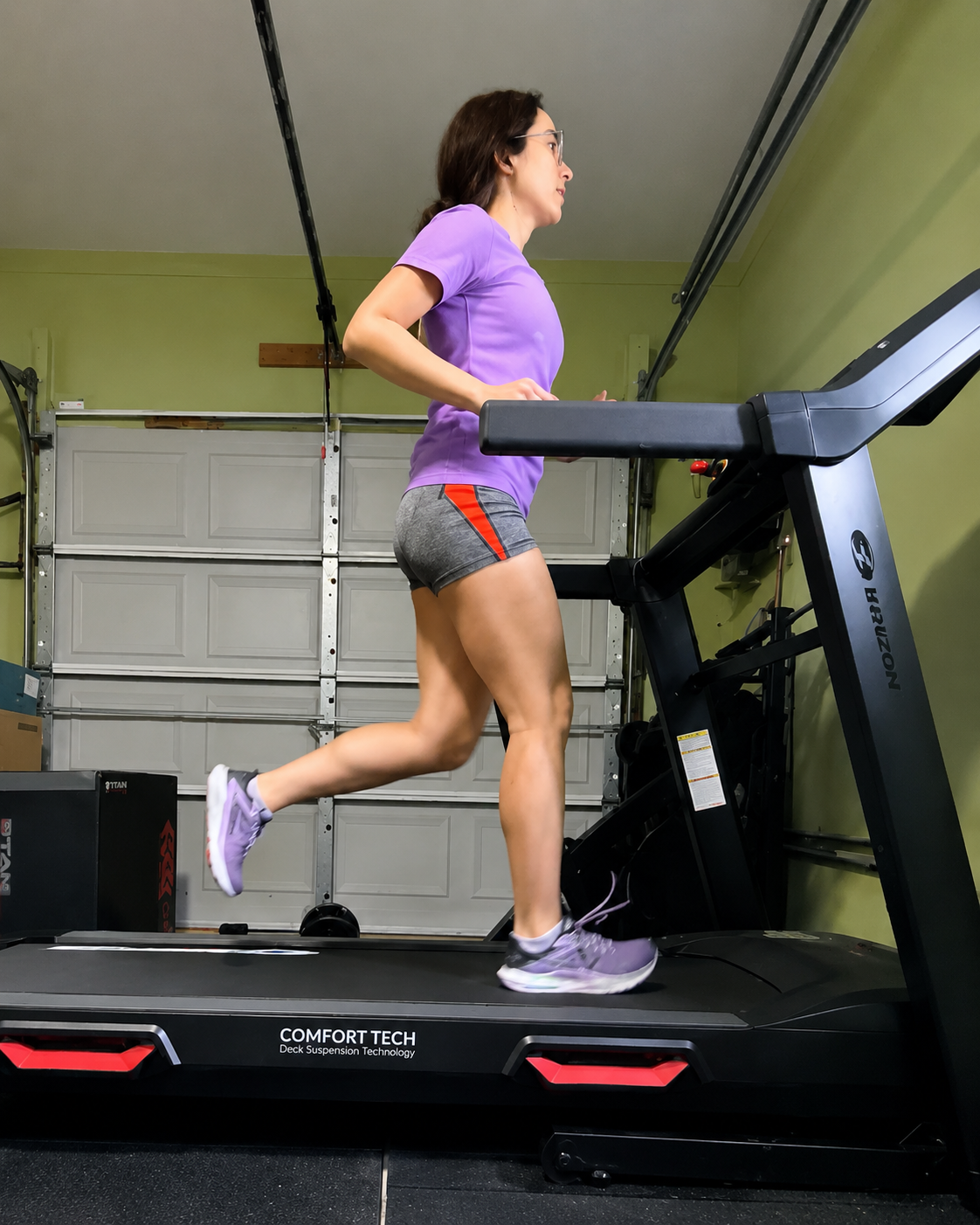 physical-therapist-assessing-running-gait-for-pain-and-injury-prevention