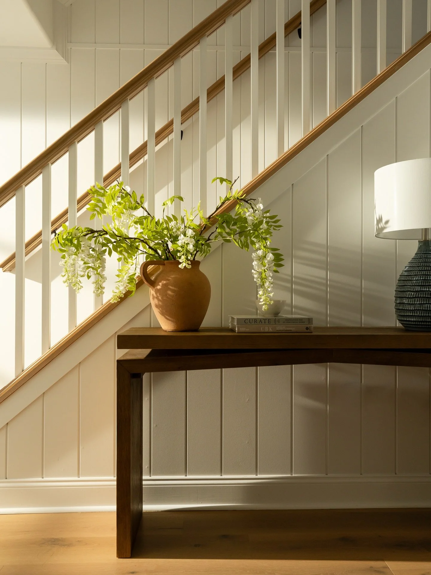 A space that greets you with warmth and intention the moment you walk in. 🌿

Design: @colorandcrownid 
Photography: @ommediallc