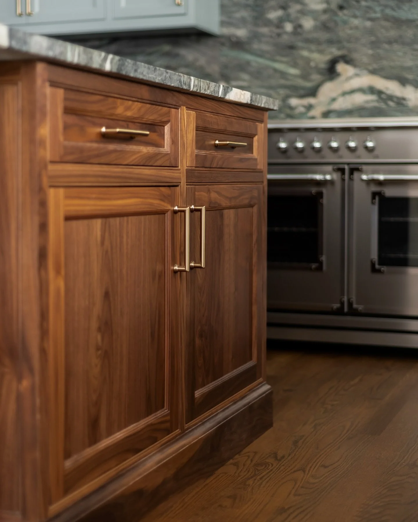 Hardware really is the jewelry of the home. 💡 Choosing the right material and finish is key to creating balance with your stone, wood, and paint. It&rsquo;s one of those small details that makes a big design impact.

Design: @colorandcrownid 
📸: @m