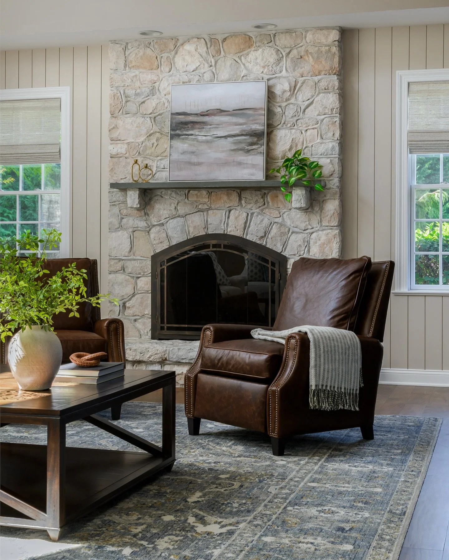 The golden rule of art. 💡 Always hang art at eye-level! 

Design: @colorandcrownid 
📸: @meghanbalcomphotography 
Carpentry: @jrmaxwellbuilders 
stone washing: @procoatpaintersinc