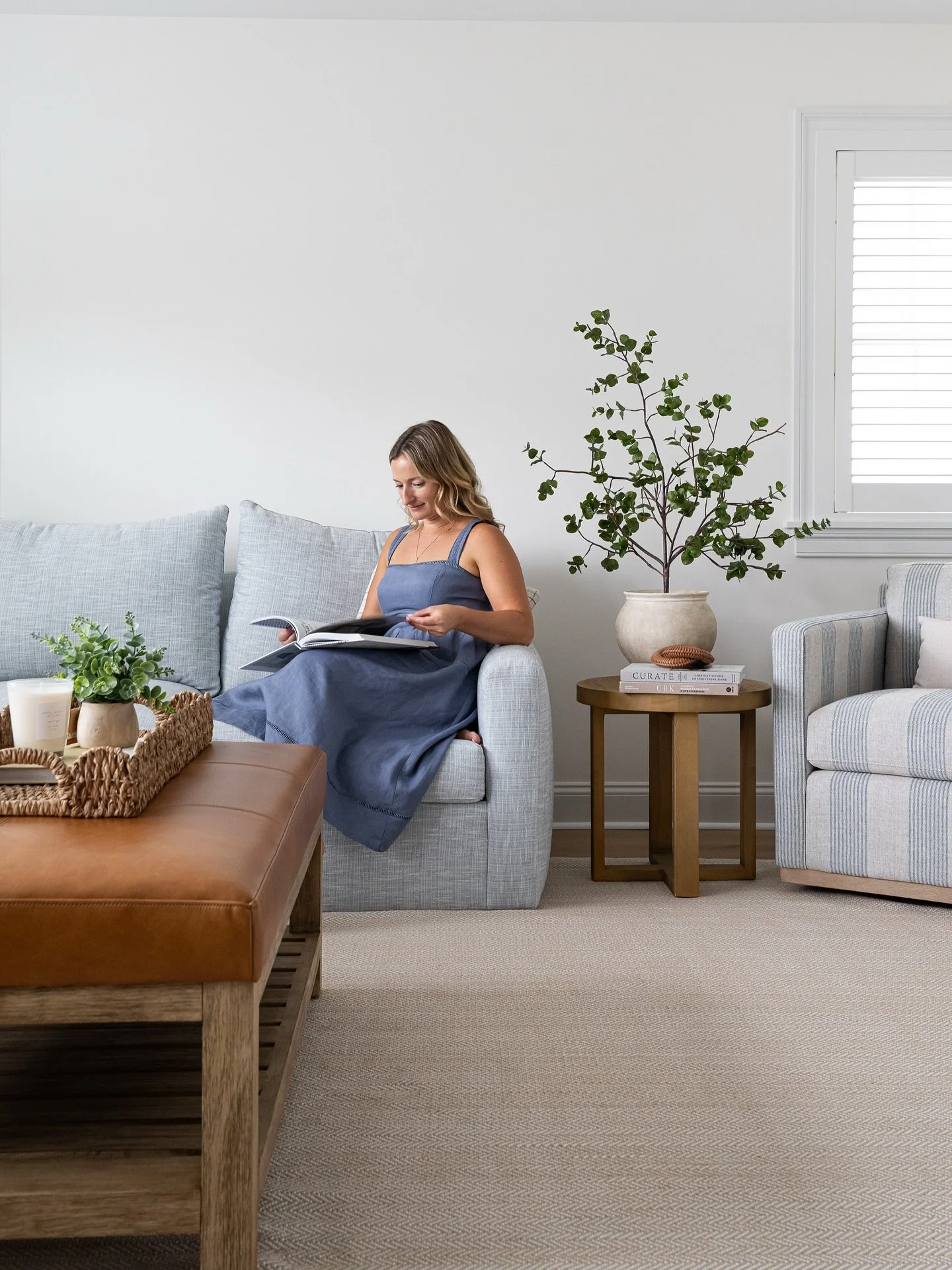 Relaxed and effortless 🌊 This living room captures the essence of beach life, with a comfortable, inviting space for everyone to gather after a day by the water.

Design: @colorandcrownid 
Photography: @ommediallc