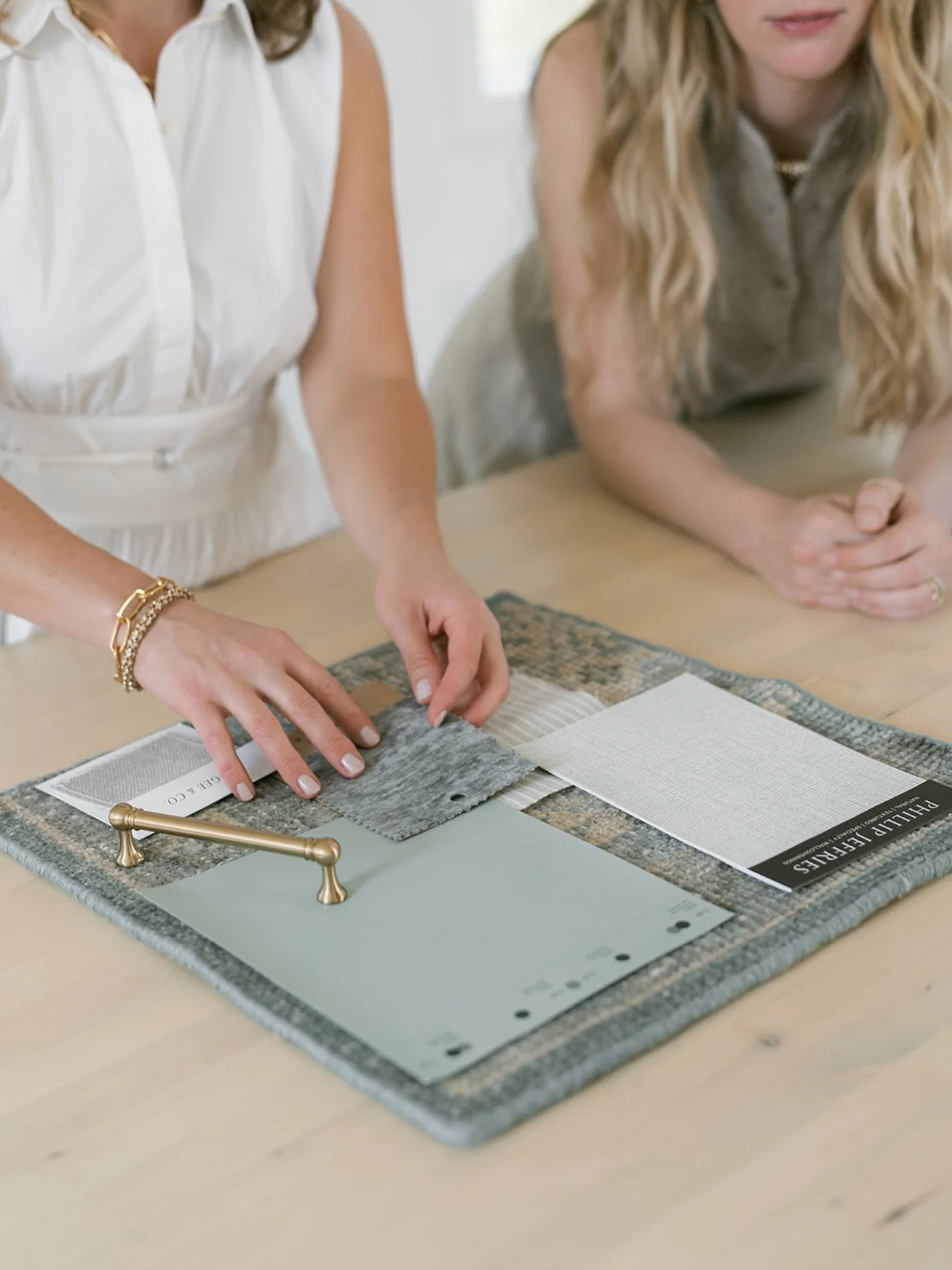 Bringing the vision to life. ✨ Presentation boards let clients see materials, textures, and colors together, making the design feel tangible before installation even starts. It&rsquo;s how ideas become a space that&rsquo;s truly tailored.

Design: @c