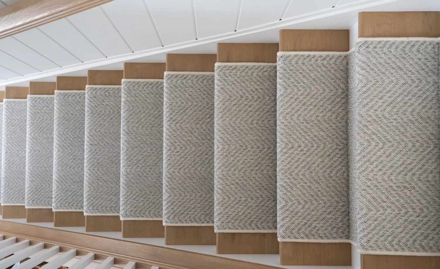 A subtle herringbone adds the perfect layer of texture to this stair runner. Small details like this bring quiet elegance  to a busy entryway and elevate the entire space. 🏡 ✨

Design: @colorandcrownid 
Photography: @ommediallc
