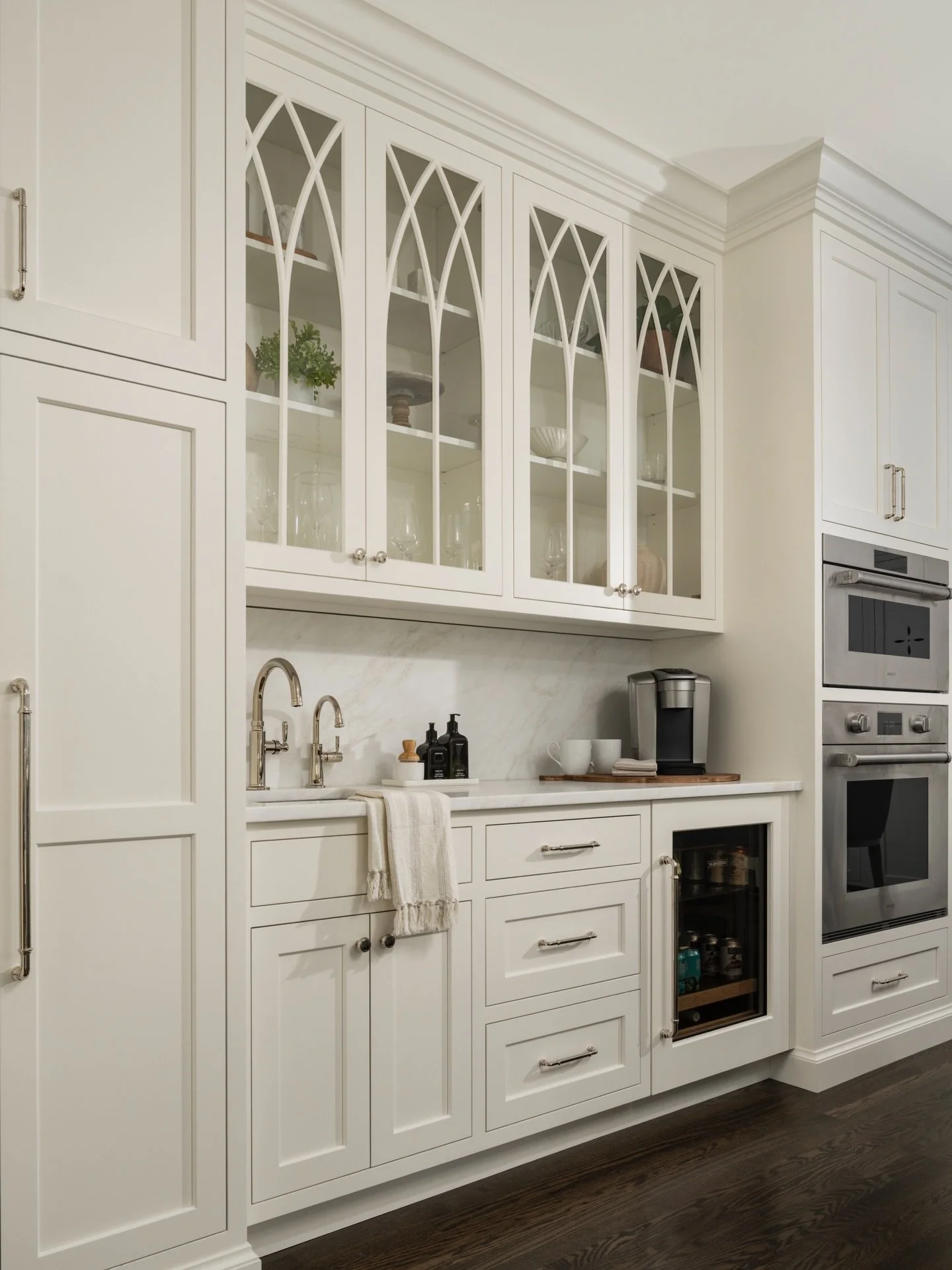 With Gothic style arch glass fronts and a dedicated sink and counter, this custom bar area doubles as a stylish coffee station and secondary serving buffet. ☕🎄 It&rsquo;s a perfect space that makes hosting effortless while keeping the main kitchen c