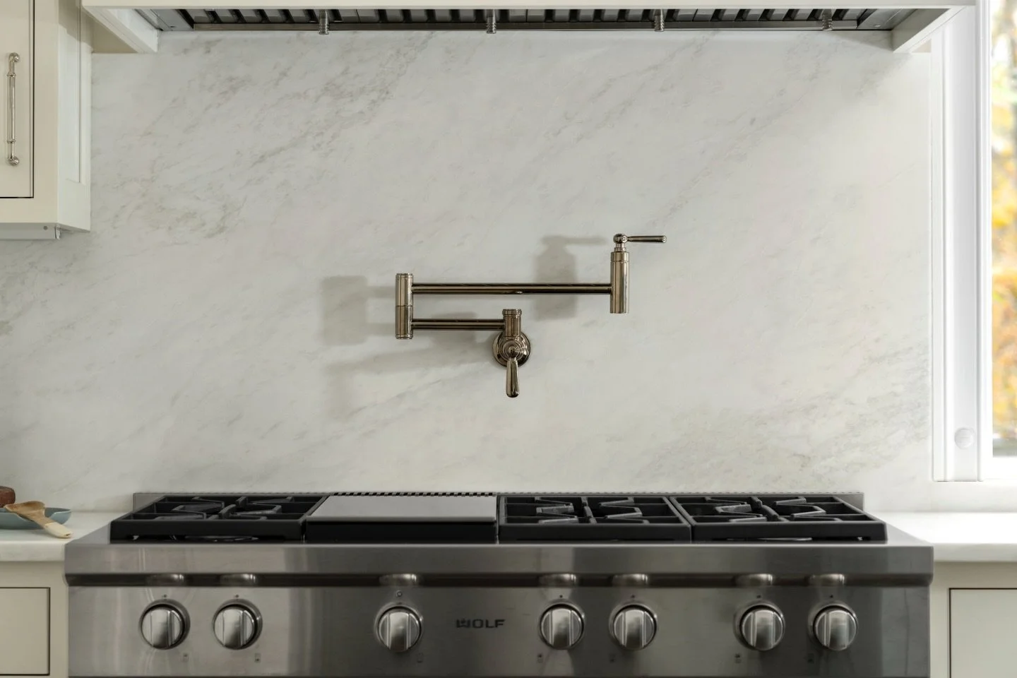 Elevating the daily routine! 🍳 A pot filler is more than a high-end feature. It streamlines your kitchen workflow and saves your back. Pair it with a full-height marble backsplash for a focal point that is as durable as it is stunning. Truly a chef&