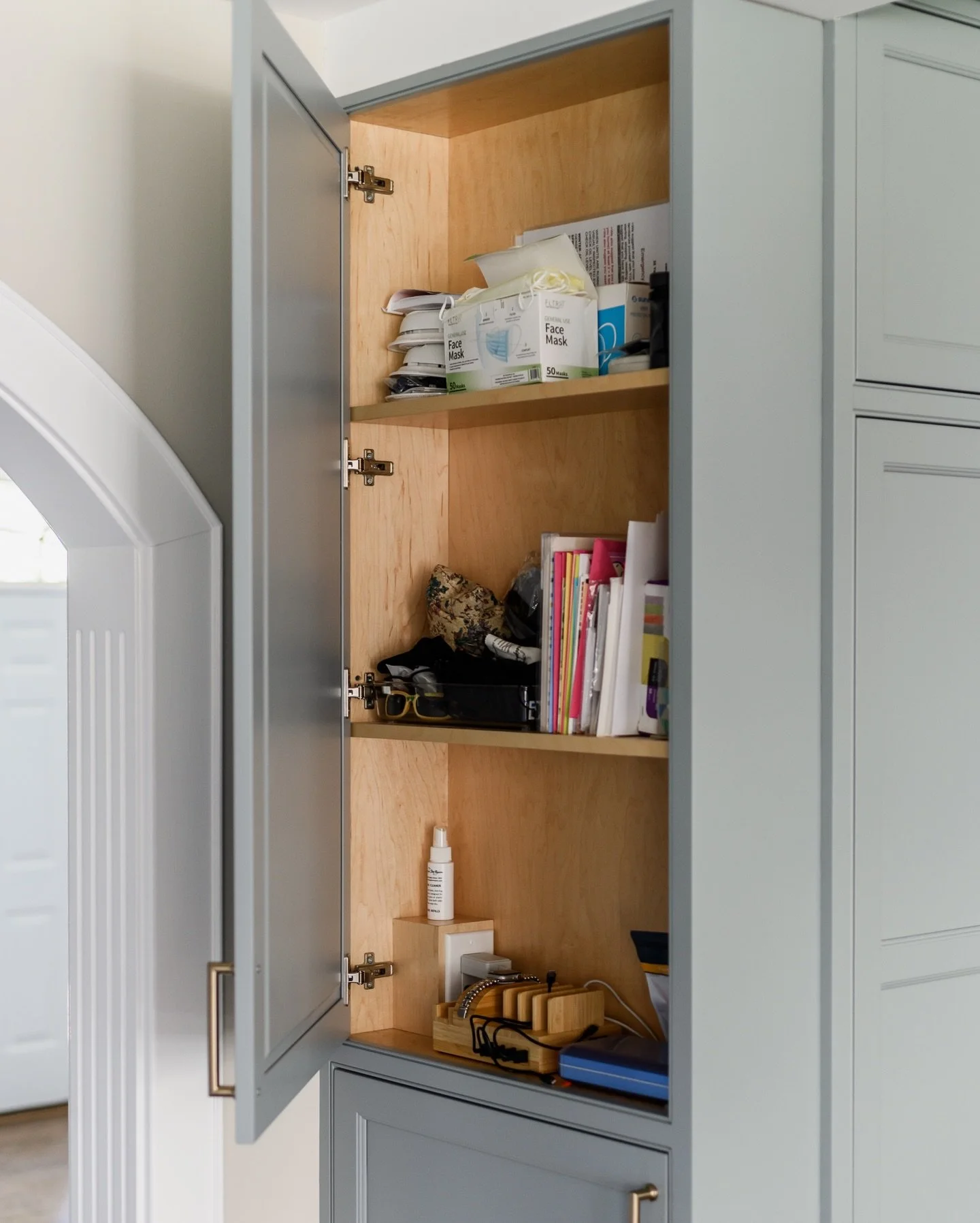 It is the season for getting organized. 📁 We believe the best design solves small, practical challenges to keep your surroundings both beautiful and functional.

Design: @colorandcrownid 
Builder: @jrmaxwellbuilders