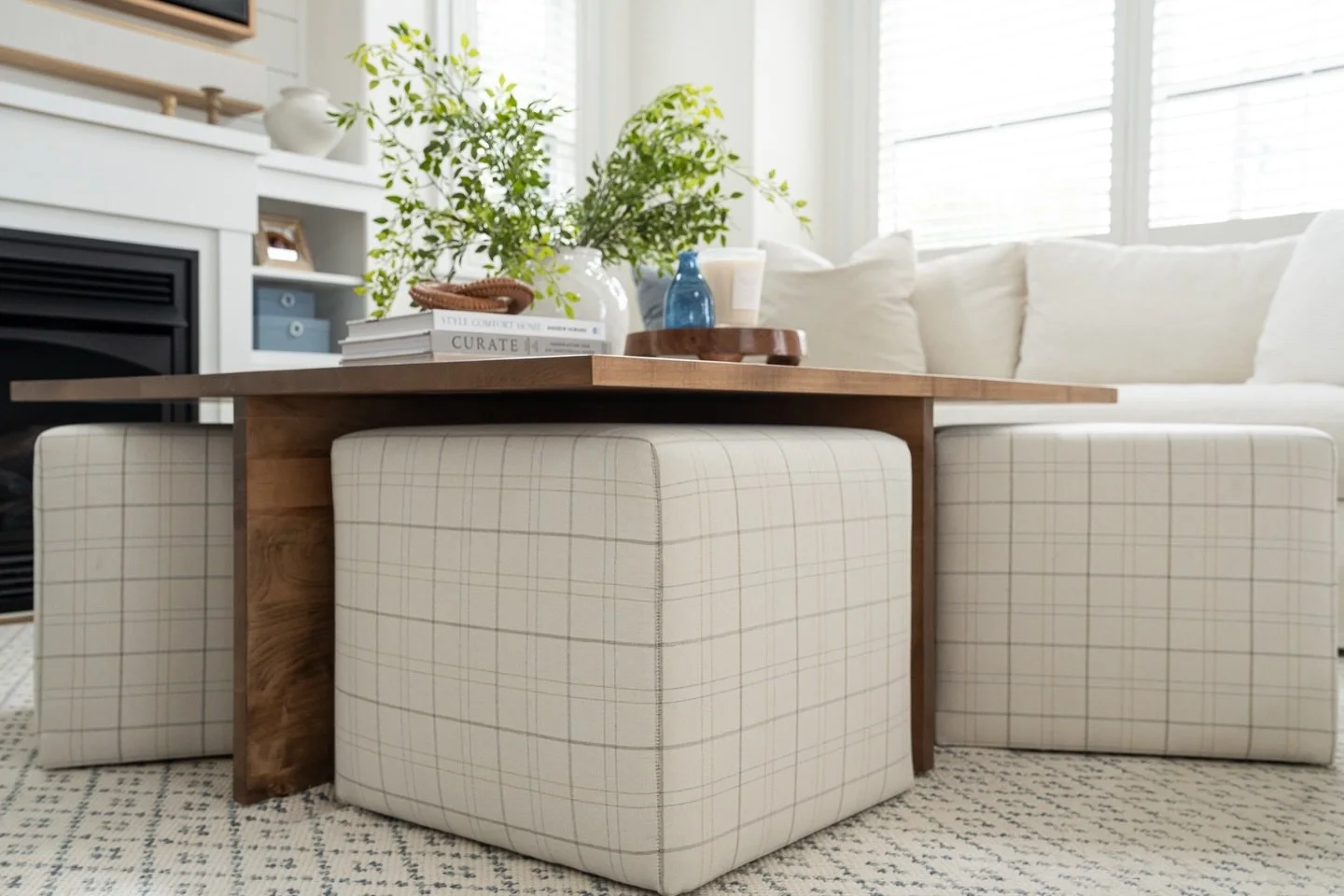 Smart design is all about versatility. ✨ This custom table has upholstered cubes that tuck away neatly when not in use, giving you extra seating without the clutter. It is the perfect way to maximize a living room for entertaining. 

Design: @coloran
