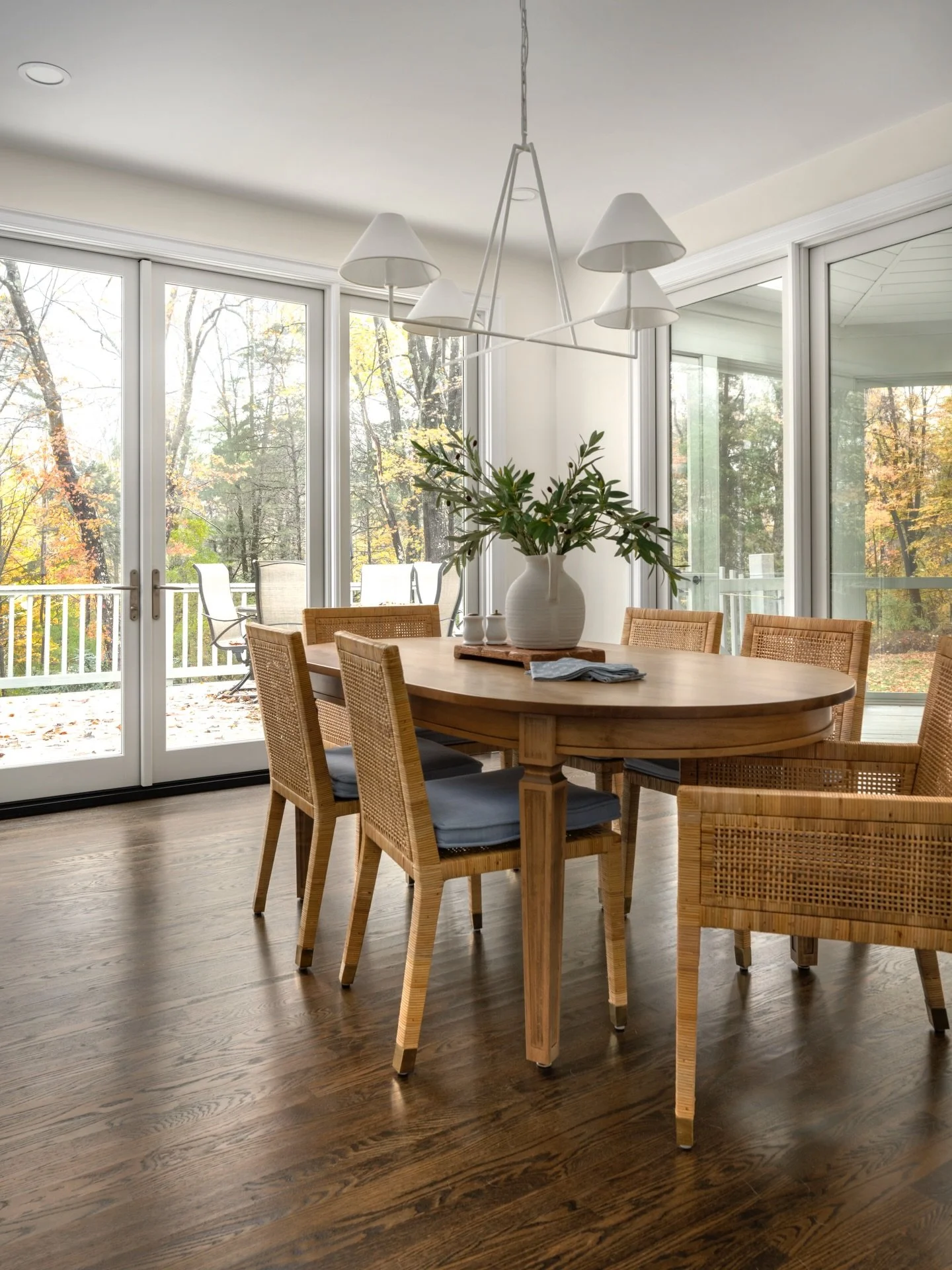 Bright and airy, this dining area is designed to draw in natural light and make the most of the view, creating a calm backdrop for everyday moments 🌿

Design: @colorandcrownid 
Photography: @ommediallc