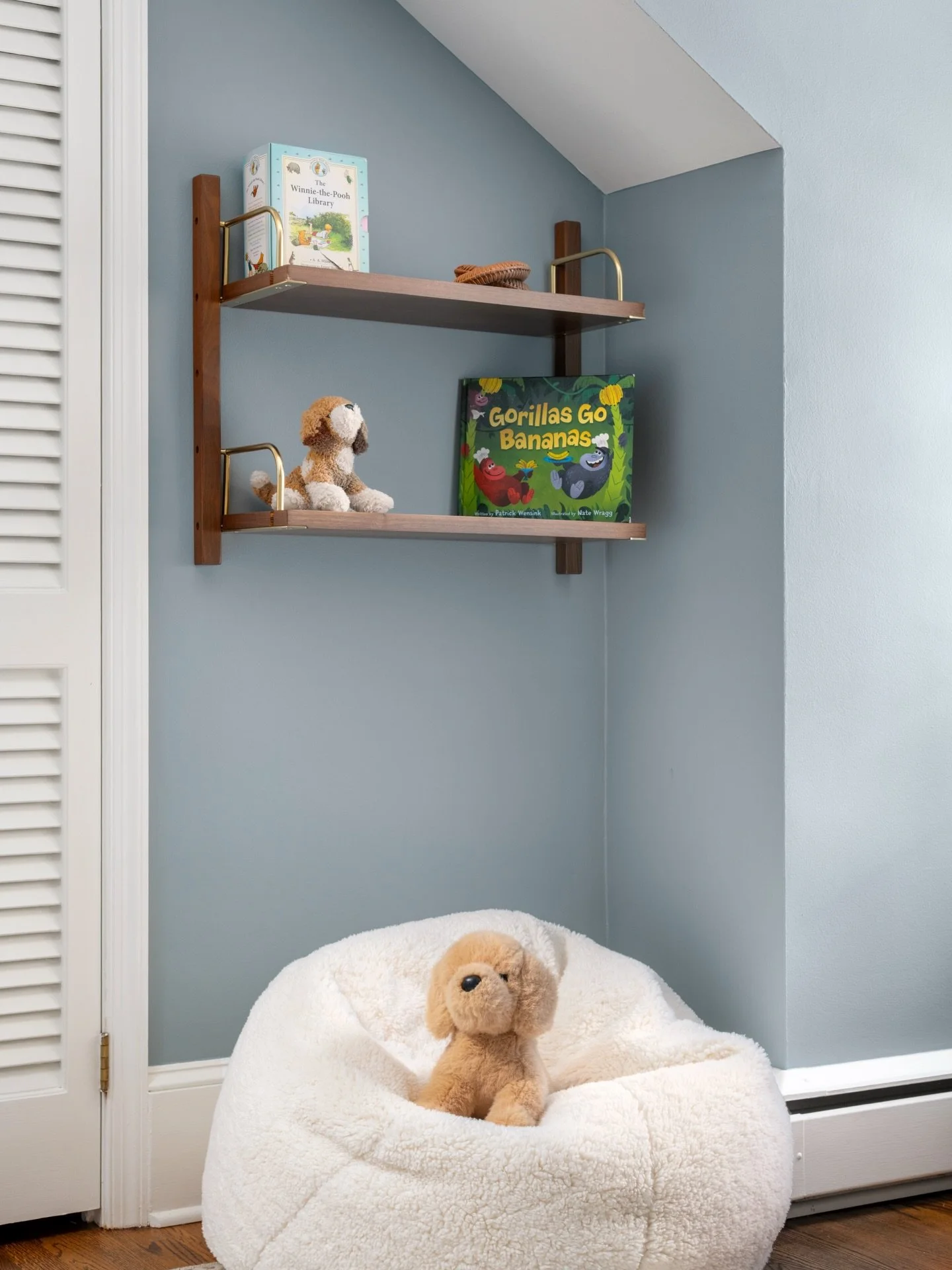 A cozy corner designed just for them! Plush seating and calming blue walls create a soft, comfortable place to unwind 🧸 ✨

Design: @colorandcrownid 
Photography: @ommediallc